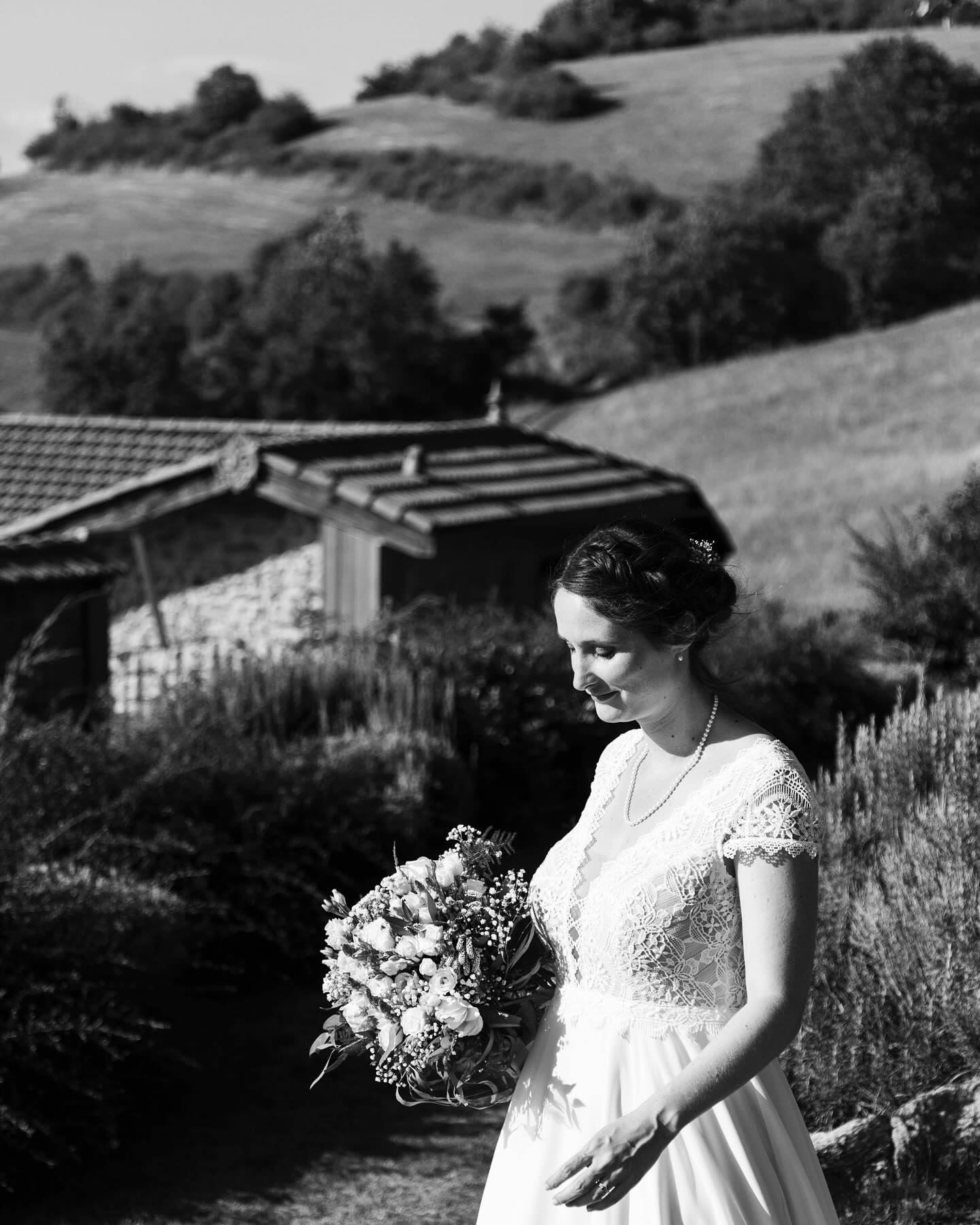 Portrait lors d’un mariage au @domaine_des_monts_du_lyonnais_ 📸
Août 2024 ☀️
#mariage #wedding #love #deco #bride #weddingday #amour #weddingdress #bridetobe #couple #weddingplanner #robedemariee #lyon #photographelyon #weddinginspiration #france #fashion #mariagelyon #photography #weddingphotography #reportagespotlight #beaujolais #weddingphotographer #canon5dmarkiv #canon #photographemariage #reportage
