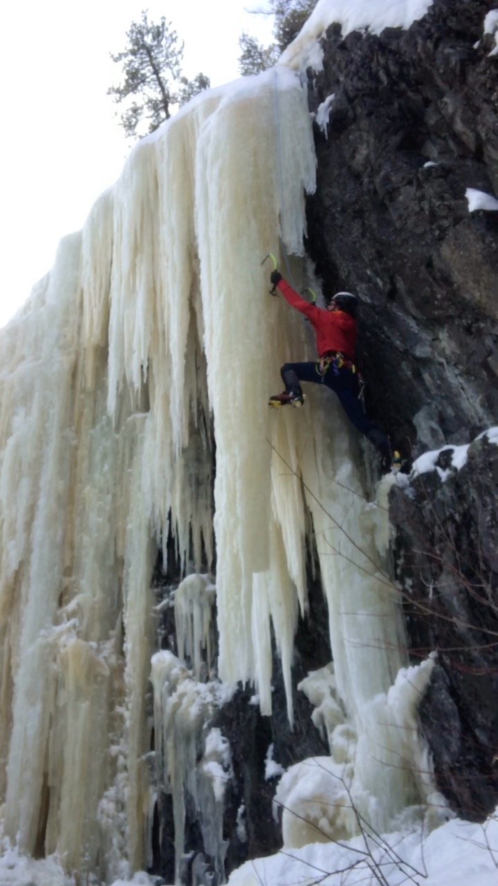 13.03.2025
La Dague d’Opasatica
📍Abitibi-Témiscamingue
📍Nitakinan, territoire Anishinabe
Magnifique voie de 15m au Lac Opasatica effectuée en moulinette lors de cette première grimpe de printemps. 🌱💧☀️
Après un début instable sur une glace étroite et poreuse, petit repos sur le ressaut avant d’engager vers la dague suspendue! Petits pas de pieds très fragiles lors de la traverse en léger dévers, rétablissement sur la face bombée de la dague, puis belle finale verticale avec un pas optionnel en mixte.
La glace était bien molle, donc les piolets rentraient facilement, mais les conditions nous faisaient craindre pour la stabilité de la stalactite… heureusement tout est resté en place! 😮💨
Merci @tomyjoa444 pour l’assurage, les encouragements, et la belle journée au soleil! 🤟 Et reconnaissance à Phil 🙏 de @campdebaseabitibi pour avoir partagé le spot avec nous lors de sa journée d’initiation à l’escalade de glace avec des jeunes du secondaire! Bien joué la gang! 🙌🏼🔥
.
.
.
.
.
#sorsdehors #créelespace #escaladedeglace #iceclimbing #escalade #escaladeQC #glace #abitibi #abitibitemiscamingue #winterlover #hiver #nordicité #letsplayoutside #jouerdehors #climbinglife #waitfortheend