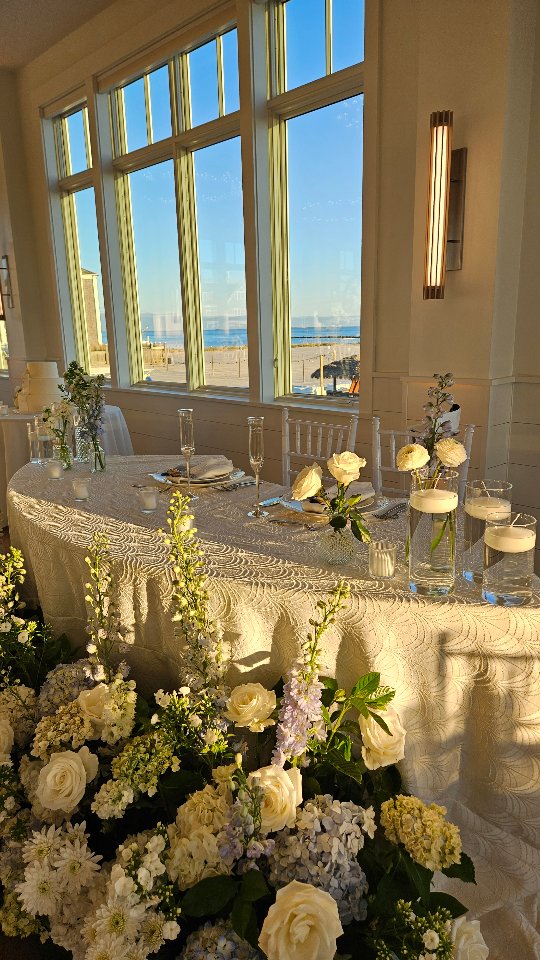 ✨️Golden hour at Dune✨️ A mix of centerpiece styles is a great way to create visual interest in a large space. We used a mix of 3 here along with a statement piece for the Sweetheart Table to wow guests as they entered the room without detracting from the gorgeous view.
.
Vendors:
Venue @wychmerebeachclub @wychmereevents
Floral @gardenpartycapecod
Coordinator @jyldeering
Photos @alexpaulphotography
Ceremony Music @capecodstringquartet
Live Painting @driftshop.byisabellequinn
Hair @mybighairday
Makeup @deannaelysemua
Dress @alexandrasbridalboutique
Band @wilsonstevensbands
Transportation @capedestinations
Rentals @peakeventservices