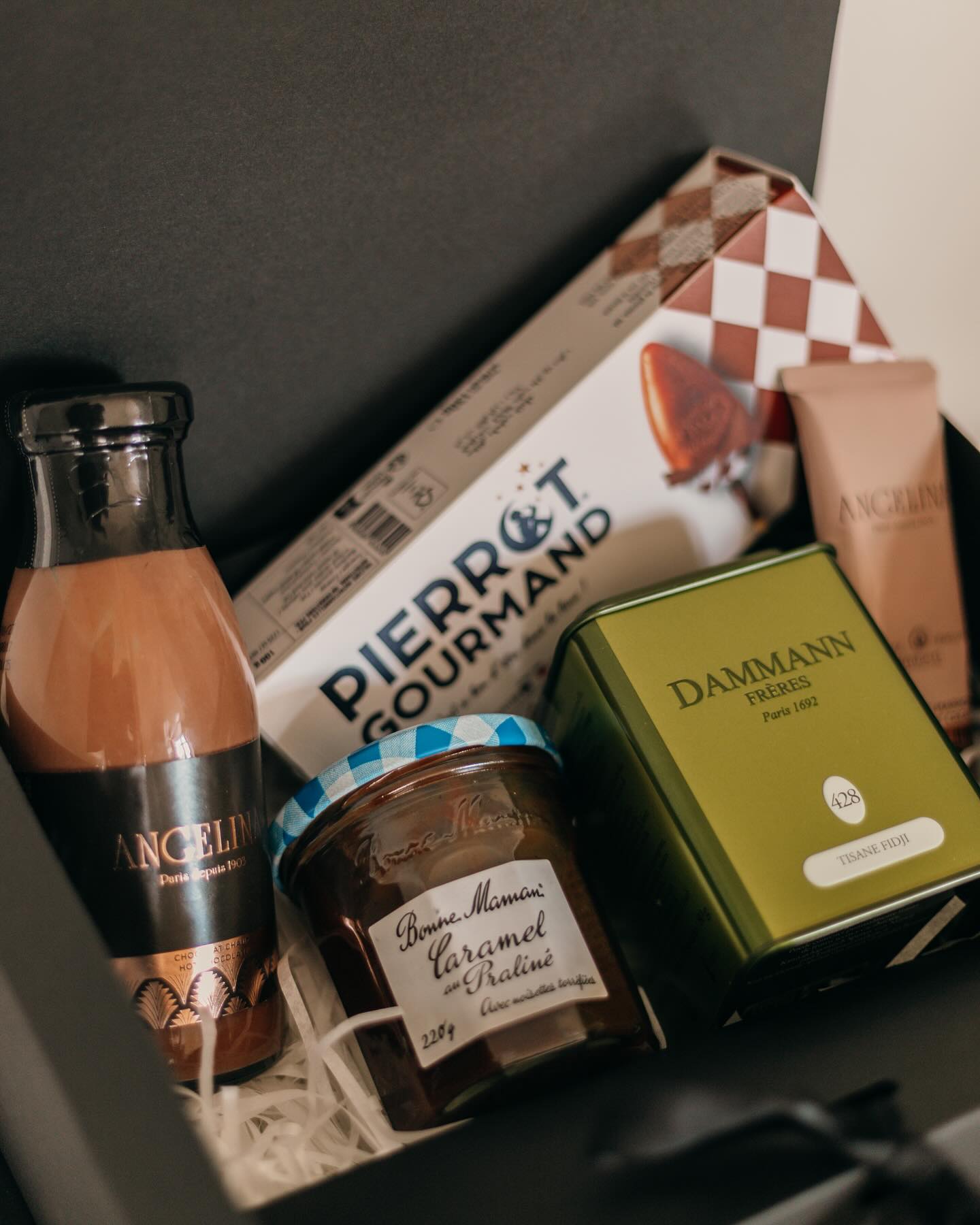 ✨✨Paris in a box ✨✨
Si deseas agradecer a un ser querido, alegrar a un amigo por un evento especial, una festividad o simplemente porque sí, nosotros nos encargamos de crear una caja llena de productos de calidad, las tradiciones francesas y mucho estilo. Pensamos cuidadosamente en cada detalle y en cada artículo para que cada caja sea única e inspiradora.
También puedes contactarnos para solicitudes personalizadas, y diseñaremos una caja a medida especialmente para ti.
***
If you are looking to thank a loved one, bring joy to a friend for a special occasion, holiday, or just because – we’re here to provide a box filled with quality unique French products, French traditions, and plenty of chic.
We put great thought into selecting each item, ensuring every box is special and inspiring.
You can also reach out to us for custom requests, and we’ll create a box tailored specifically for you.
#caja #cajaderegalo #cajapersonalizada #cajaspersonalizadas🎀🎁💐 #cajamagica #cajasderegalo #cajaspersonalizadas #cajassorpresa #madrid #paris #cumpleaños #angelinaparis #chocolate #gifts #cajas #cajasdecumpleaños #pasqua #regalos @feliz_cajas_de_regalo
📸 so much talent @__sunlover_____