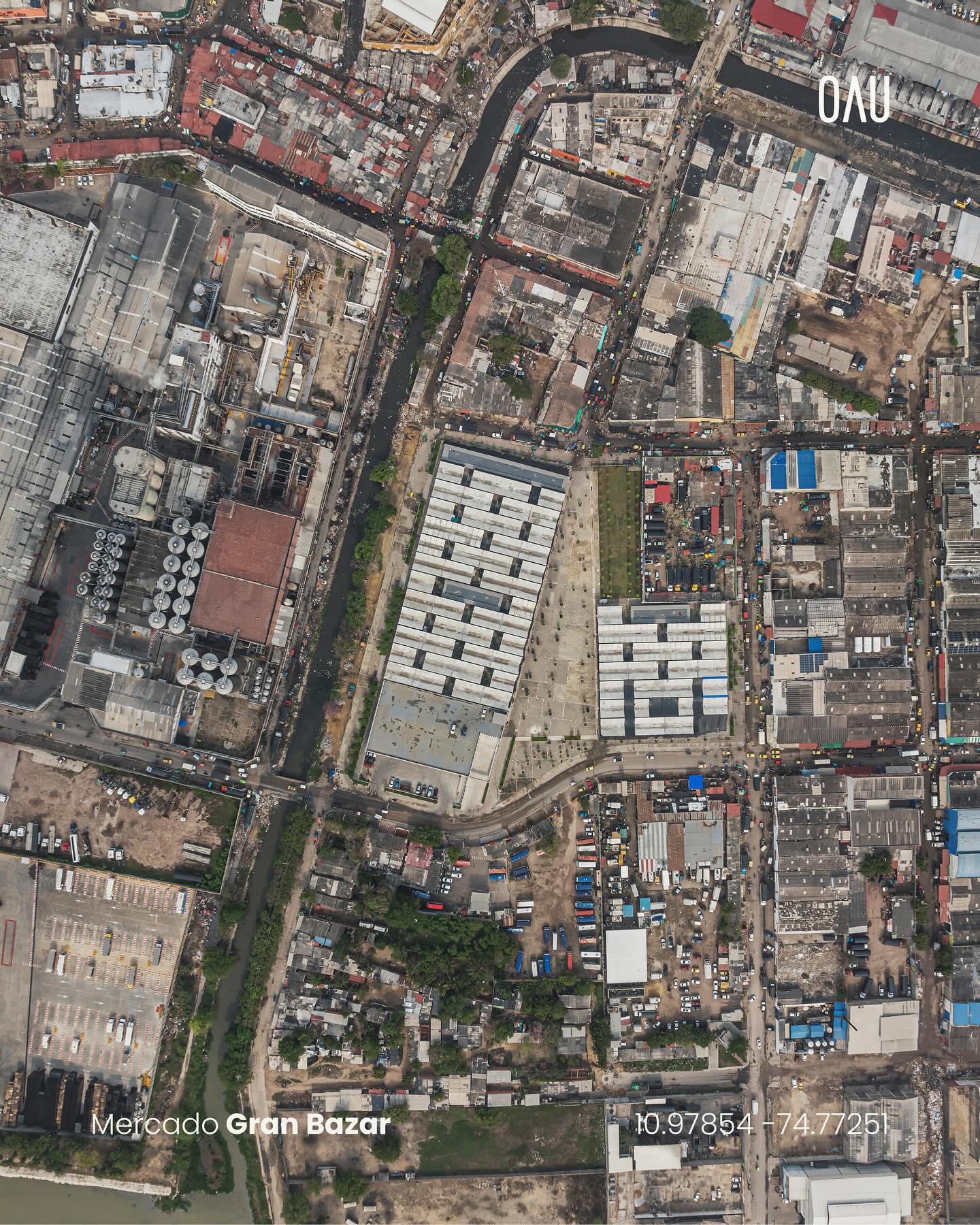 _Mercado Gran Bazar
Gran Bazar es un encuentro entre la historia y el presente de Barranquilla. Ubicado en el centro comercial de la ciudad, rescata la esencia de los mercados tradicionales, esos que nacieron a orillas de los caños y fueron el motor del intercambio cultural y comercial.
Un espacio pensado para la gente, donde la arquitectura reivindica su rol como facilitadora de la vida cotidiana.
📷 @sitioestudio.co