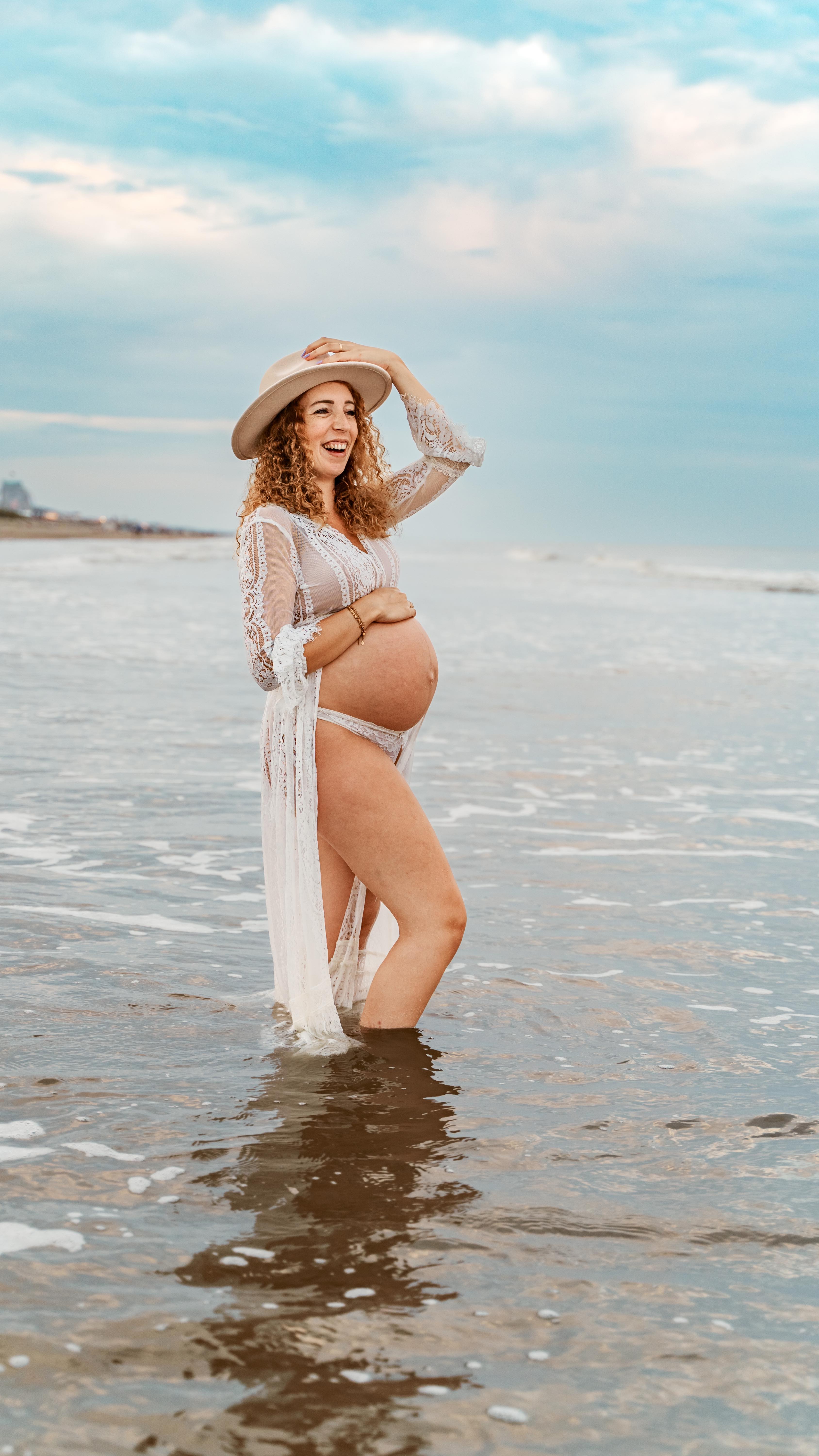 Jaaa! Het fijne weer komt er weer aan en dat betekent dat we weer de heerlijke foto's op het strand kunnen gaan maken! ๐ค๐ค Nu al zin in alle mooie vrouwen en fijne gezinnetjes die met mij mee naar het strand willen komend seizoen ๐ค๐ค
Vragen hierover? Stuur me een berichtje!
#zwanger #familyphotographysessions #familyphotography #gezinsfotografie #zwangerschapsshoot #momlife #zwangerschap #momtobe #herinneringenmaken #tijdlozeherinneringen #fotoshoot #goldenhour #strand #strandshoot #fotoshootstrand #fotosvanfloor