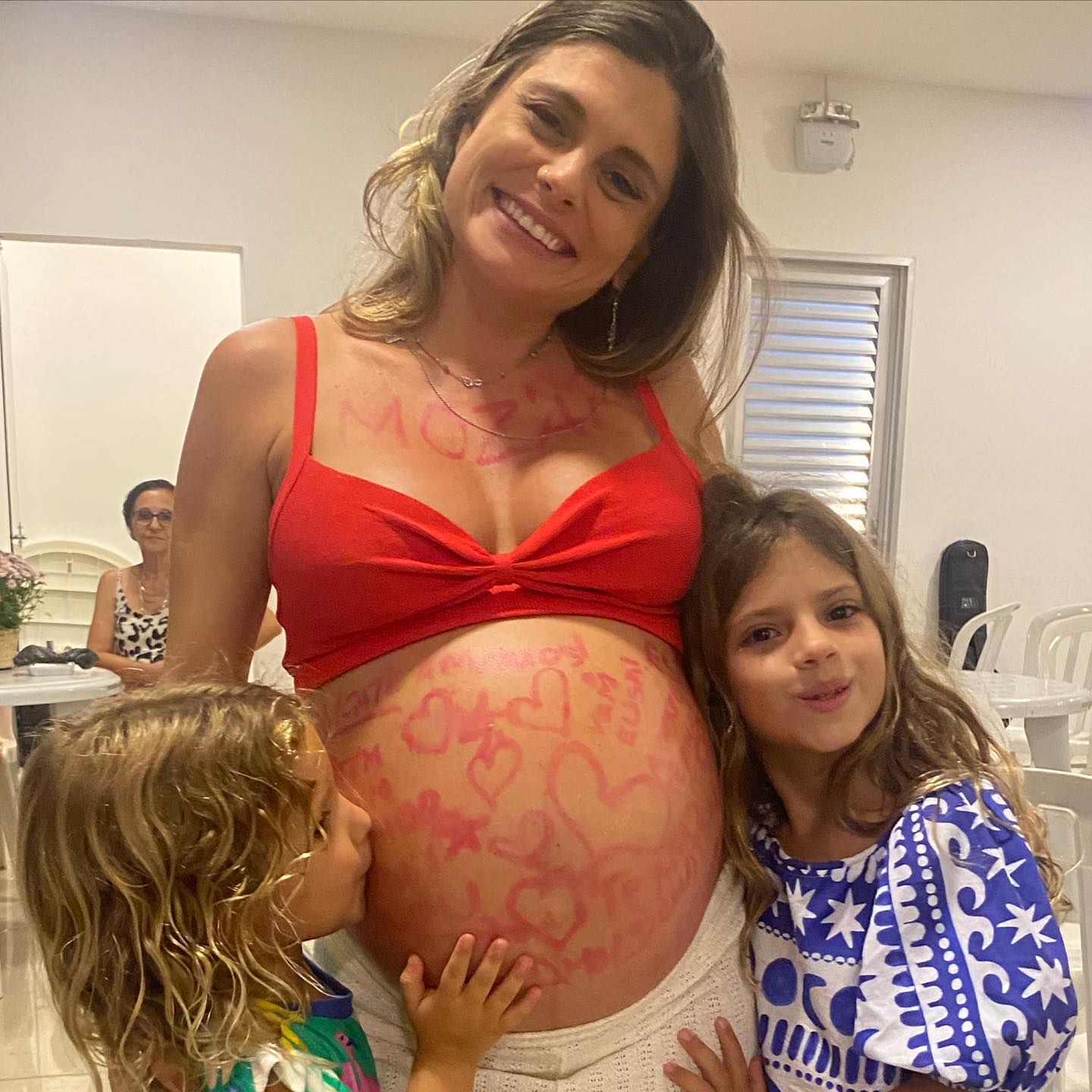 17 de março é o dia dela! 🎈🎈🎈
E esse ano, o dia 17 está ainda mais especial com esse presentão na barriga ❤️
E pra essa minha amiga-parceira-sócia mais amada, só me resta desejar saúde, porque amor já tem de sobra por aí. Veeeeem Elisa! 💗
Aos clientes que não conseguirem falar com a Paola nos próximos dias, já sabem o motivo 😂 Só me procurar: reservas@utopicosmundoafora.com