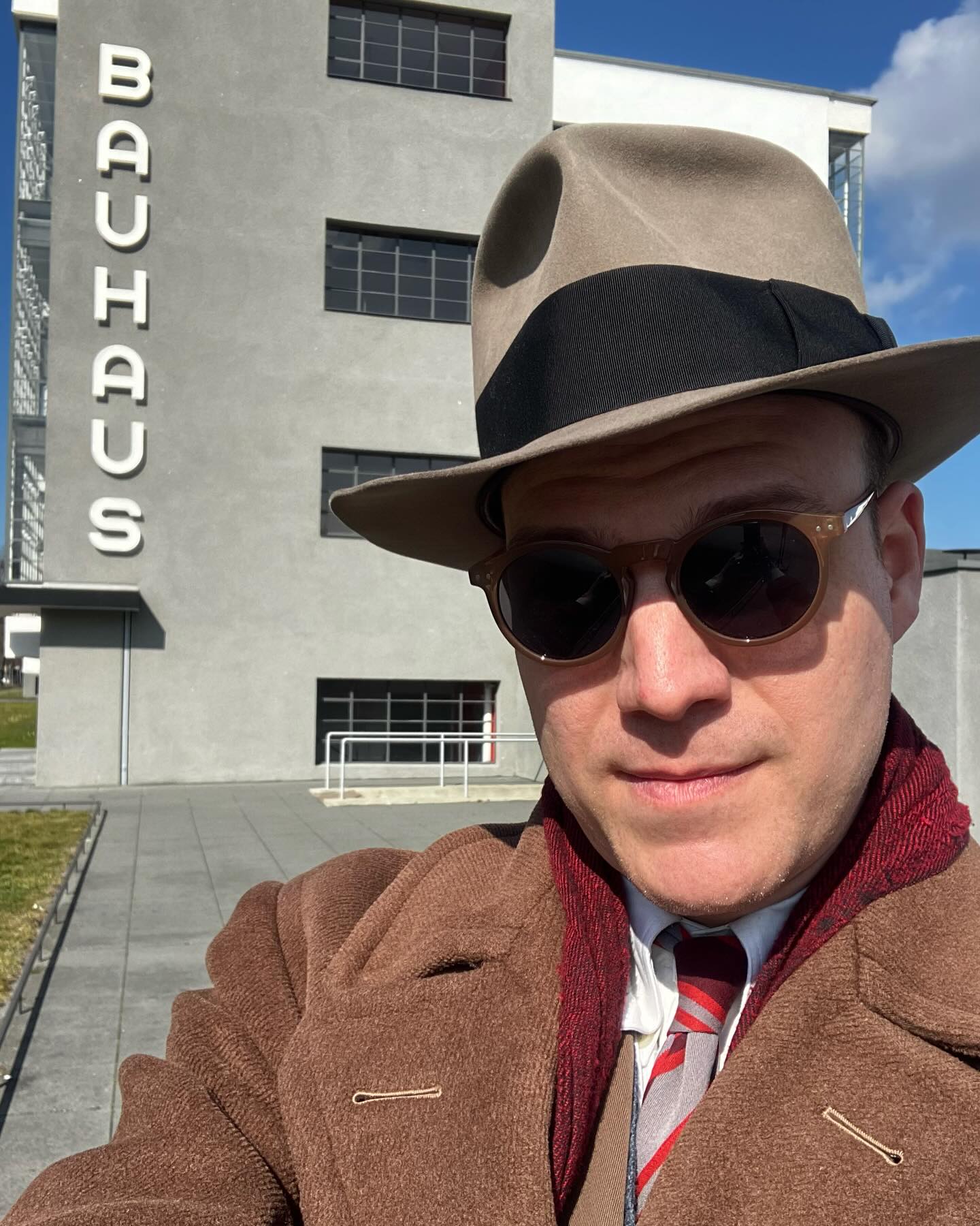 Last Sunday, spending some free time to walk to the Bauhaus Dessau, built in 1925/26 by Walter Gropius. I was in Dessau for a concert with The Swing Dance Orchestra at Anhaltisches Theater for the Kurt Weill Fest Dessau 2025.
#bauhaus #Dessau #Waltergropius #1920s #1930s #kurtweillfestdessau #kurtweill #1940s #vintagefashion #vintage, #swing #bigband #swingdanceorchestra #music #maltetoenissen