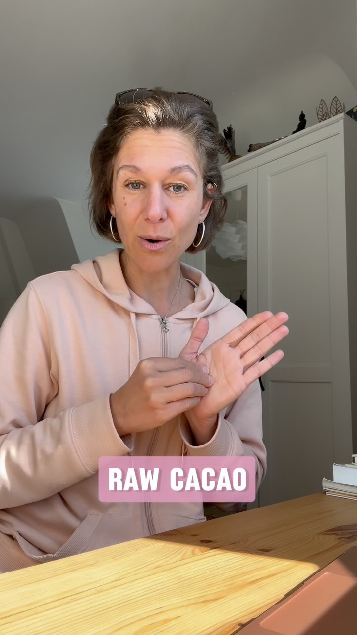 Wenn du den Cacao als Medizin nutzen möchtest: Nimm rund 40 – 50 Gramm auf ca 2 – 3 dl (Getreide)Milch. Bei dieser Menge werden von etlichen Menschen euphorische Gefühle wahrgenommen. Serotonin (GlücksHormon) in hoher Konzentration in einem KakaoGetränk wurde bereits von den MAYA°Schamanen vor tausenden von Jahren als GötterGetränk zu zeremoniellen
Zwecken eingenommen. Im Zeremonial°Cacao gibt es noch unzählige weitere, hochwirksame Stoffe (Glückshormon Anandamit, Bioflavonoide, Mineralien etc), die ihre Wirkung bei schonender Behandlung optimal entfalten können. Ansonsten reichen ca 20 – 25 g für ein wunderbares KakaoGetränk, das täglich zubereitet und genossen werden kann.