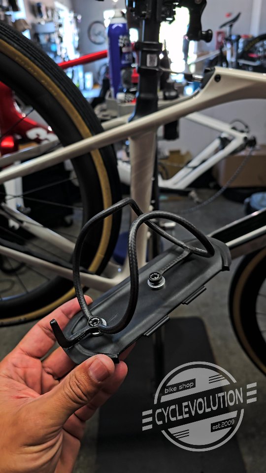 @topeak Feza G12 carbon bottle cage 👌
#supportlocalbusiness #supportlocalbikeshop #localbikeshop #localcommunity #smallbusiness