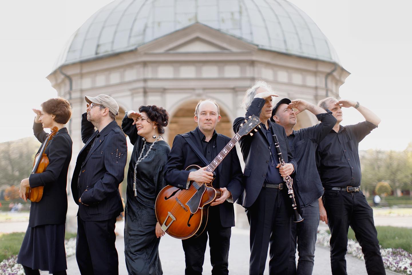 Wir sehen umwerfend auf der Bühne aus und lassen eure Gäste tanzen! Unsere Konzerte sind wie eine zärtliche Umarmung, unsere Musik macht jeden glücklich!
Engagiert uns für eure Feste 🍾🥳🎉 (Anfragen unter: 015127244279)