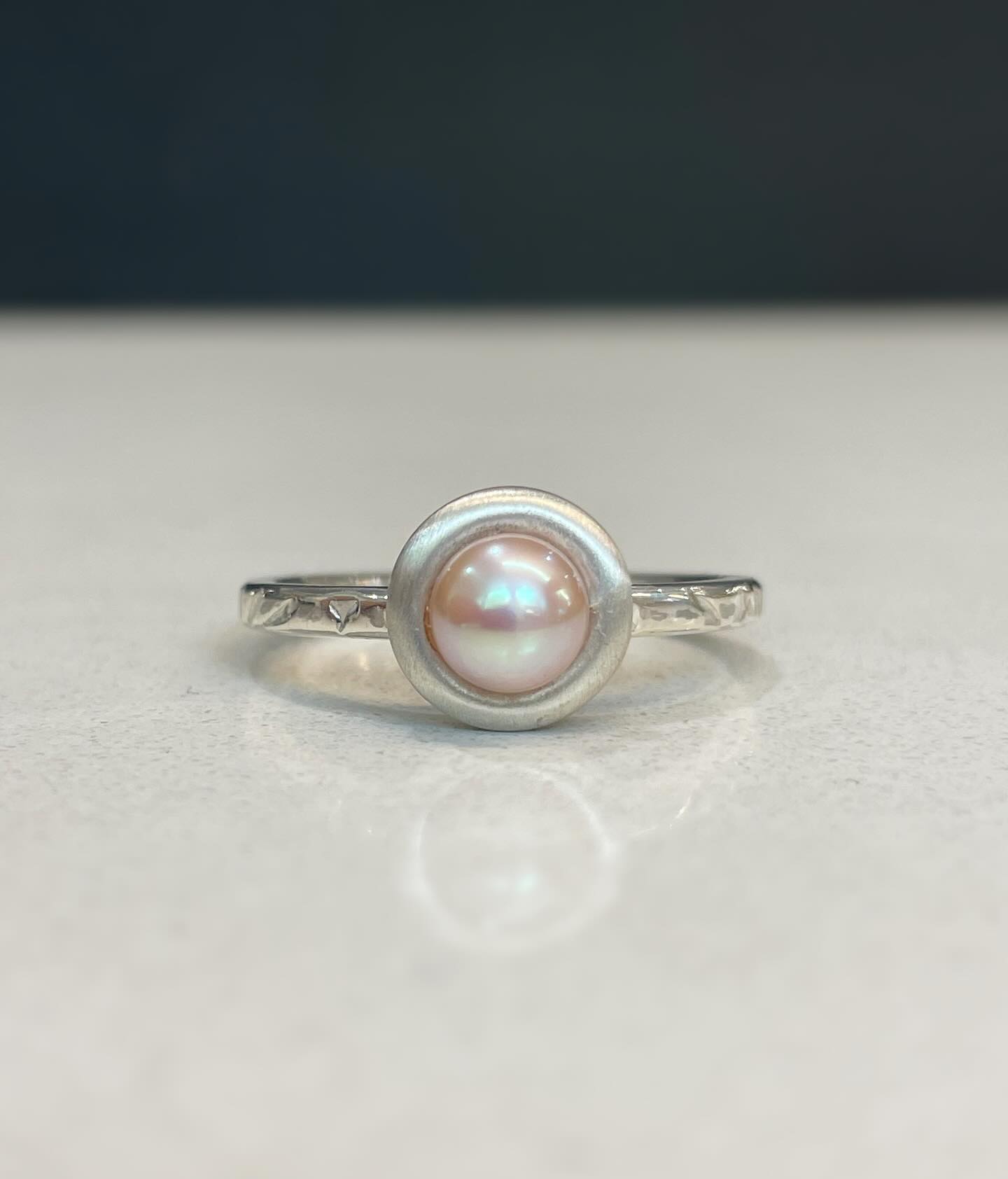 Pastel freshwater pearl set in silver 💕
#newstock #justfinished #embossedsilver #freshwaterpearl #handcrafted #silverandpearlring #uniquerings #manufacturingjeweller #leurajeweller #leuramall