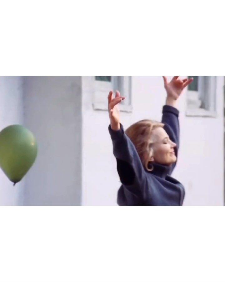 Ny begyndelse…
“Forårsjævndøgnet er tiden for at drømme stort – tiden for at brede armene ud i forårsvinden, lade vinden og forårssolen kysse den utæmmede Kraft i dig og hengive dig til at fabulere og drømme.
Hvad skal den kommende vækstsæson indeholde for dig?
Hvad længes du efter?
Og hvilke skridt er du villig til at tage, for at komme din længsel i møde?
Energien i forårsjævndøgnet er heftig, storladen, fabulerende.
Det er ikke tid til at fedte med drømmene.
Bred armene ud og flyv i visionerne.”
Ord af Tanja Eskesen
Video via @cinemamonamourpage
_______________________________________
#jævndøgn
#sjælemøde
#hologenetisklæsning
#selvbevidsthed
#alignment
#essens
#frekvensarbejde
#autencitet
#vibration
#bevidsthedsarbejde
#selvudvikling
#kærlighed
#kenddigselv
#selvomsorg
#hjertesager
#opmuntring