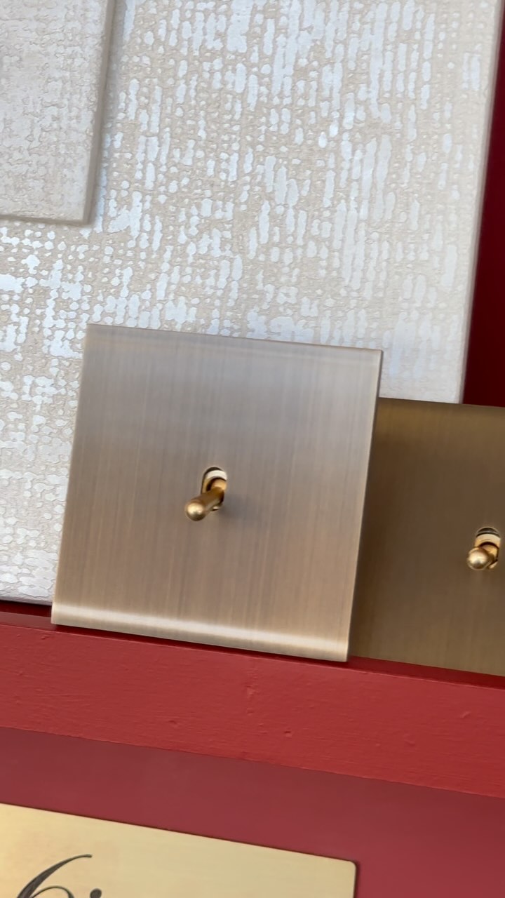 Les équipes du @showroom_ateliers_de_france_ vous donnent rendez-vous le 𝗺𝗮𝗿𝗱𝗶 𝟮𝟱 𝗺𝗮𝗿𝘀 à partir de 𝟭𝟴𝗵 pour une loterie d’exception.
Les très beaux lots suivants sont à gagner :
- 3 interrupteurs @6ixtes.interrupteurs
- une paire de poignées @bronzesdefrance
- une rosace @staff.decor
- 2 parfums d’intérieur de chez @Gessi_officiel
- 2 rouleaux de papier peint et 1 pot de peinture @meriguetcarrereparis
- 2 heures d’initiation à la sculpture avec @atelier_de_la_boiserie
- 3 heures d’initiation à la restauration avec @atelier_arcoa et 1 livre Rebatir Nôtre-Dame
RSVP : showroomviaduc@ateliersdefrance.com
#6ixtes #6ixtesinterrupteurs #interrupteur #ateliersdefrance #savoirfaire #artisanat #artisanatfrancais #artisans #architecture #luxe #decorationinterieur #decoration #interiordesign #interiordecor #homedecor #design #craftmanship #homedesign #interiorarchitect