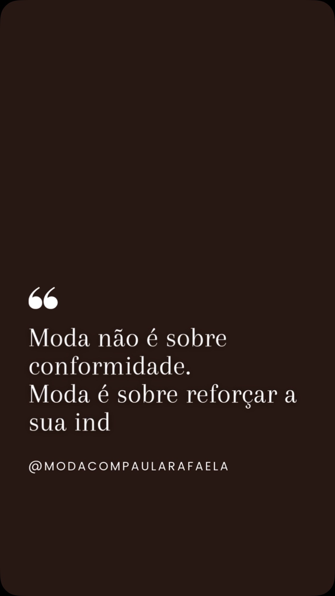 Em tempos de clean girl, ditames de elegância e padronização da aparência, eu tô passando aqui pra lembrar de fazer um manifesto em favor da individualidade e da cultura.
Pra te lembrar da sensação de liberdade que foi se livrar do uniforme da escola, que você não virou adulta pra te dizerem o que vestir e - como diria tua mãe: você não é todo mundo!
Foca na tua bossa que garanto que dá molho!
#personalstylist #modapessoasreais #consultoradeestilo