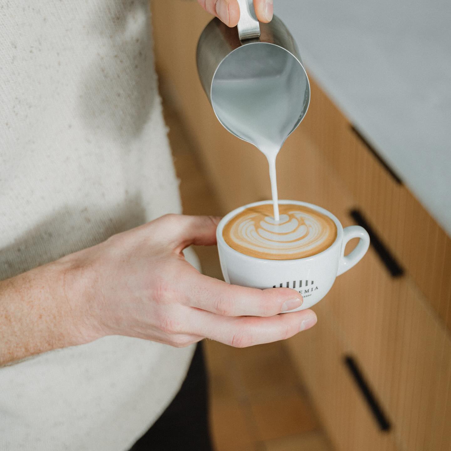 Satt du precis och funderande över vad du ska göra i helgen? Ta tåget över till Köpenhamn såklart och besöka dansk kaffefestival, köpa med gott kaffe hem för att sen brygga en otrolig söndags-cappuccino ☕️
.
.
.
.
.
.
.
.
.
.
.
.
.
.
.
#lineamicra #lamarzoccohome #coffee #homebarista #rrebelworks #specialtycoffee #specialkaffe #handmadeinflorence #rrebel #lamarzocco #hökarängen #danishcoffeefestival #köpenhamn