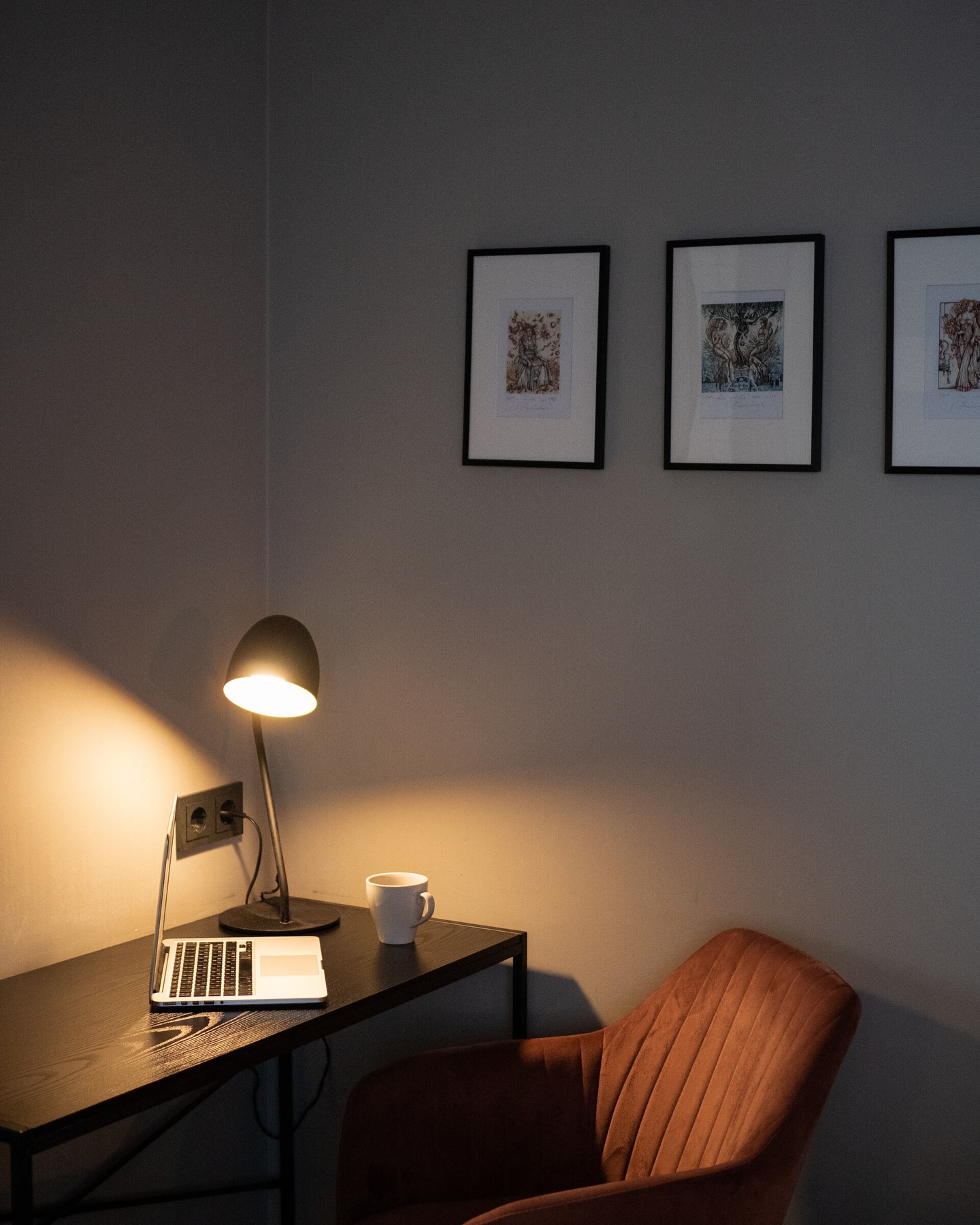 We understand how important it is to feel comfortable not only while relaxing but also when working.
That’s why our hotel offers cozy, quiet spaces with great lighting—perfect for focusing, working on your laptop, or joining an online meeting.
✨Every detail is designed with your comfort in mind.