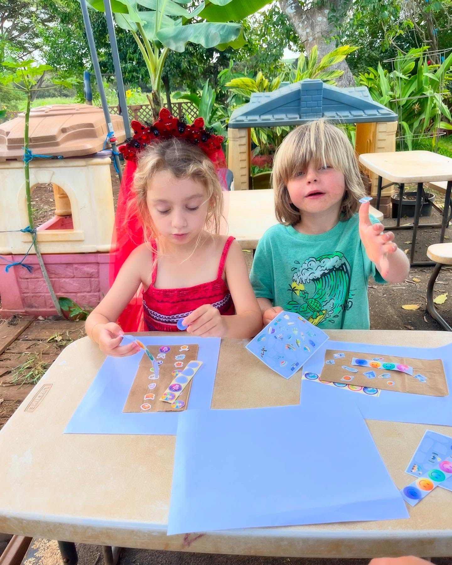 Stickers, storytelling, and imagination! ✨🎨 Our keiki love creating and expressing themselves through art, turning simple materials into masterpieces. Every sticker placed is a story waiting to be told! 🌈💛
#KaHanaPono #GrowingTogether #NaturePlay #Keiki #NorthShore #Preschool #Childcare #Ohana #Haleiwa #Waialua #Wahiawa #Sunset #SunsetBeach #Kahuku