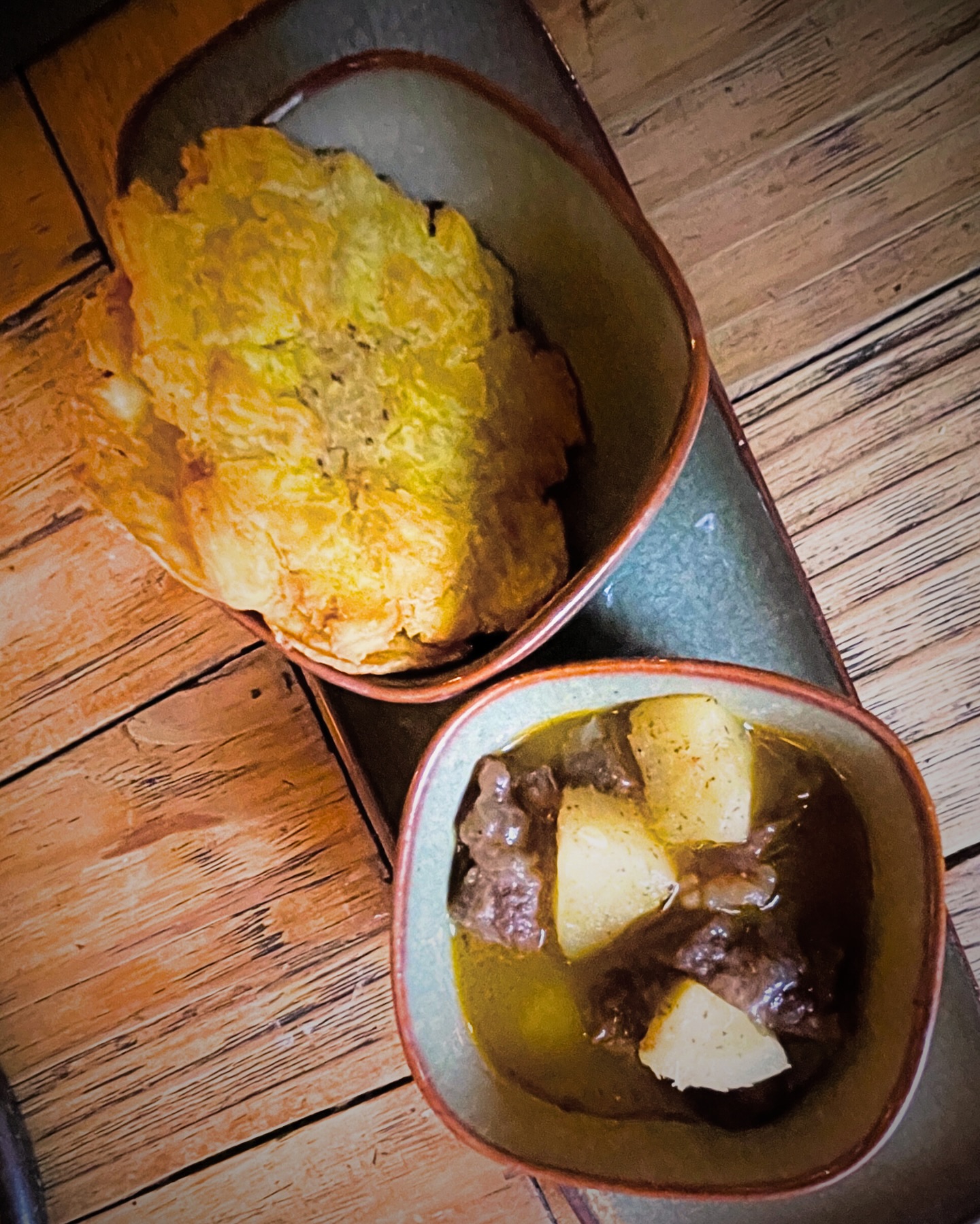 Guancia di vitello piemontese stufata con yucca, tostones croccanti dí platano fritto.
Tapas neoclassica questa sera in menù @almalatinatorino
#tapasrestaurant #senzaglutine #comfortfoods #sansa