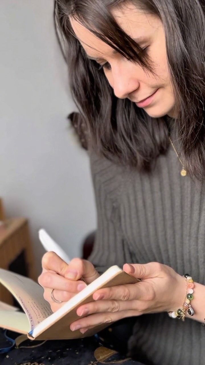 .
Le reflet de mon univers de soins, où je te soutiens par mes racines, jusqu’à ce que tu reprennes confiance en les tiennes pour émerger tel que tu le souhaites.
Réalisé par @atelierlaminedor ☁️