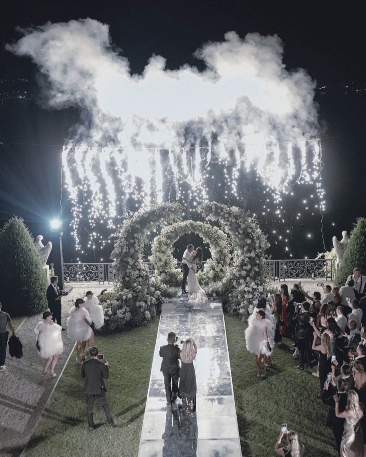 The photo vs. the moment!
A magical start to the after party, on the lawns overlooking the lake at @villa_balbiano
Planning & Design: @daisyamodioevents
Florals: @larrywalshe
Photography: @katiejulia_
Videography: @bordonifilms
Production: @blunotteventi
Entertainment: @nuart_events