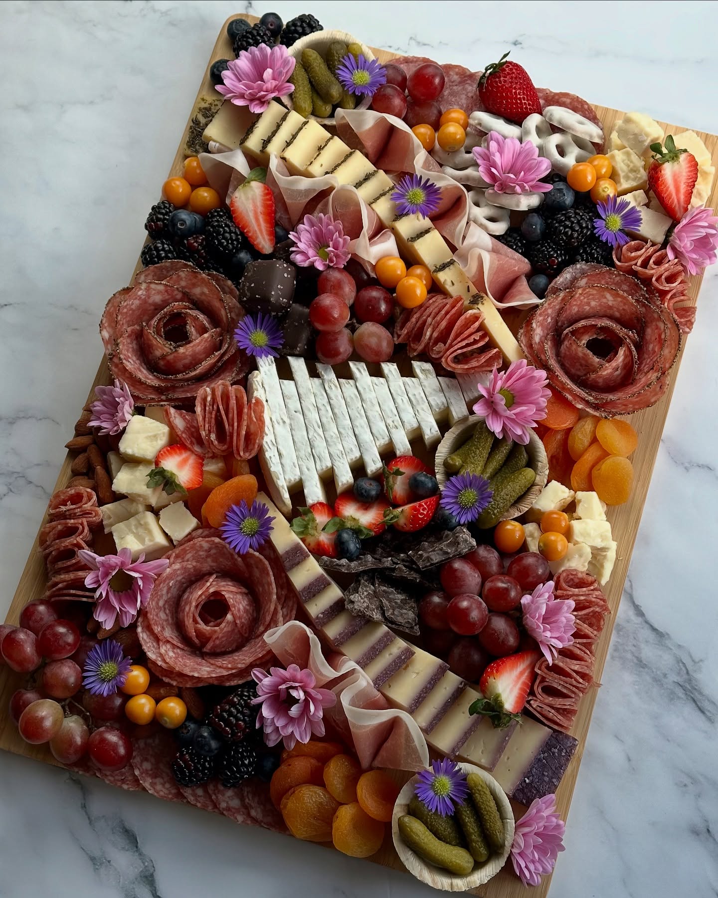 Happy Spring! 🌸🌺🌻 My favorite season! I’m so ready for all the sunshine, flowers, and vibrant colors.
What’s your favorite season?
#spring #charcuterie #charcuterieboard #cheese #cheeseboard #clteats #cltsmallbusiness #queencityeats #cltevents