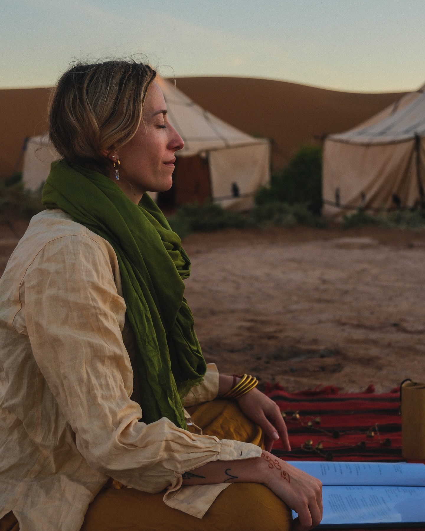 Meet Astrid ✨
The heart and soul behind our magical Sahara desert retreat. Like the warm Moroccan sun, she radiates both energy and calm – creating a space where everyone feels truly seen and welcomed.
There’s something special about watching a leader who genuinely cares about each person’s journey. Astrid has this rare gift of making everyone feel safe while gently guiding them to grow.
Thank you for sharing your light with us in the desert 🌅
—
Découvrez Astrid ✨
L’âme de notre magique retraite dans le désert du Sahara. Comme le chaleureux soleil marocain, elle rayonne d’énergie et de sérénité – créant un espace où chacun se sent vraiment accueilli et reconnu.
Il y a quelque chose de spécial à observer une guide qui se soucie authentiquement du parcours de chaque personne. Astrid a ce don rare de faire sentir tout le monde en sécurité tout en les guidant doucement vers leur croissance.
Merci d’avoir partagé ta lumière avec nous dans le désert 🌅