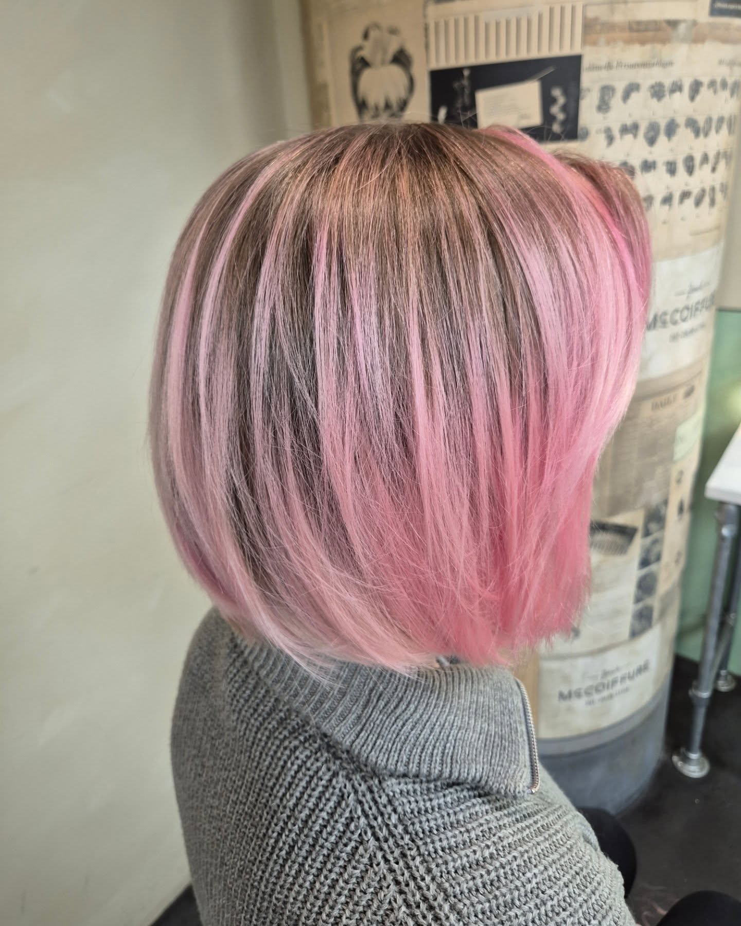 Cut and Color by Michelle
#mccoiffure #mccoiffurehb #mccoiffurezürich #cutandcolor #schwarzkopfprofessional #schwarzkopfblondeme #blondme #pastelcolors #pastelpink