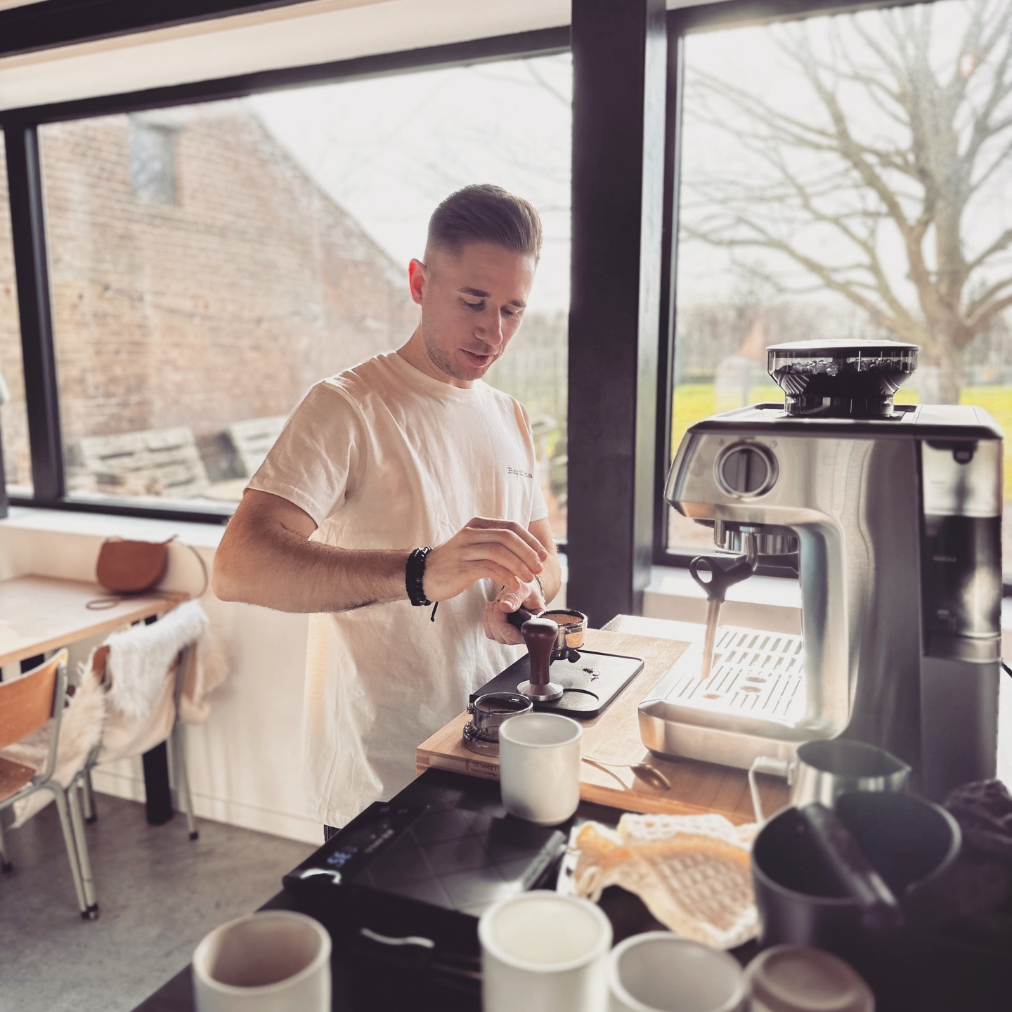 Even voorstellen..
Ik ben Stijn Willems (34) uit Nieuwerkerken. Sinds enkele jaren is koffie voor mij meer dan een drankje – het is een echte beleving! In 2024 behaalde ik mijn SCA Barista-certificering, en sindsdien ben ik continu bezig met proeven, leren en experimenteren om de ultieme kop koffie te zetten.
Naast koffie is fietsen mijn grote passie. Of het nu solo of in clubverband is, ik geniet van lange ritten in de natuur, met als perfecte afsluiter… een heerlijke kop koffie! 🚴♂️☕
Verder ben ik gelukkig getrouwd met Lindsey en trotse papa van Finn en Nina. Het leven is soms druk, maar juist in de kleine momenten – een goede koffie, een mooie fietstocht of gezellig samenzijn – schuilt de echte waarde.
In voor een koffieklets? Laat het me weten! 😊
#coffeelover #baristalife #cyclingpassion #familyfirst #barifina