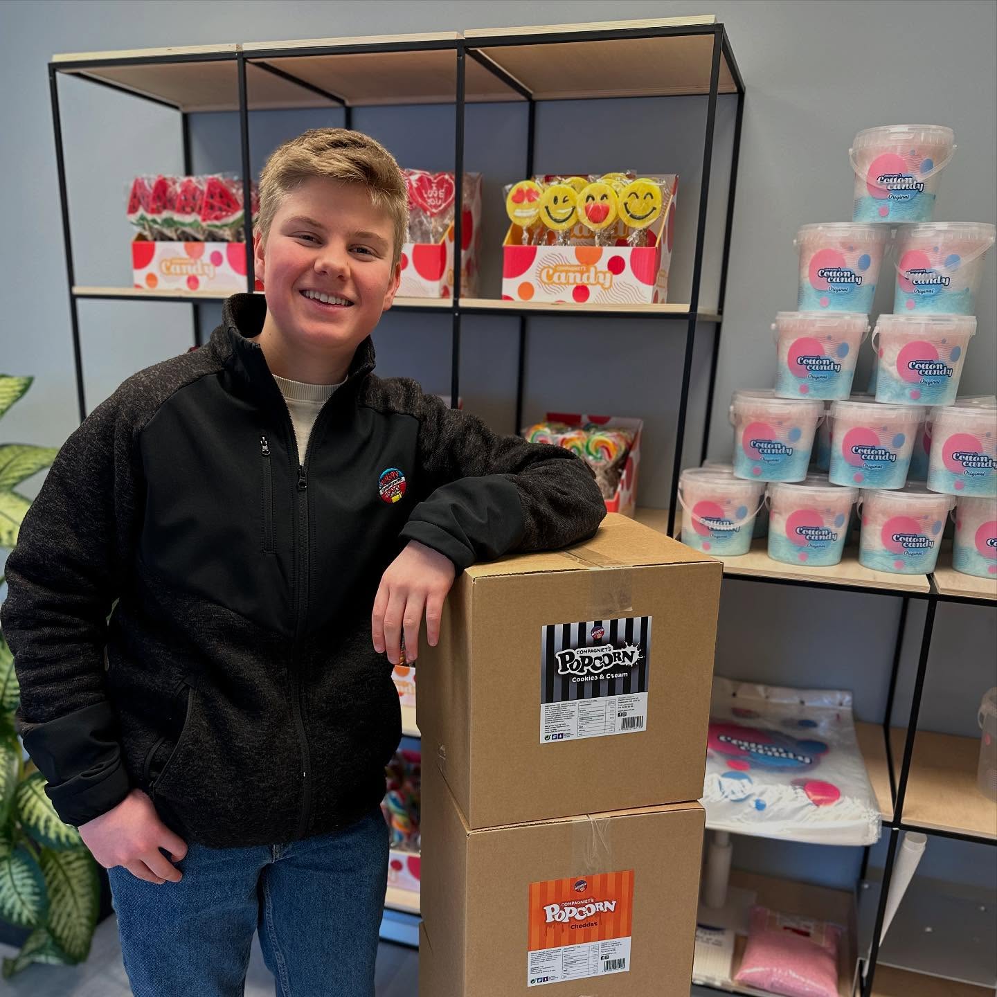 Denne uken har vi hjelp fra denne unge mannen som er utplassert hos oss i arbeidsuken sin 🥳🍿
#popcorn #lagerarbeid #cottoncandy #utplassering #ungijobb #popcorncompagniet