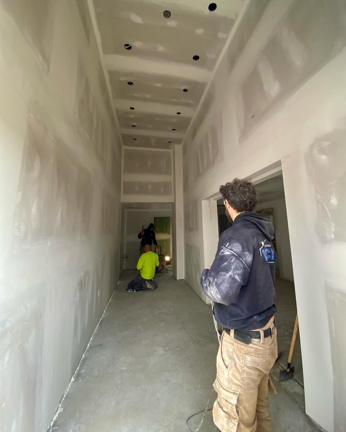 Les travaux de plâtre sont terminer, l’équipe de carreleur prépare la dalle de béton pour la pose de la céramique. #constructionvcm #entrepreneurgeneral #commercial #plâtre #céramique