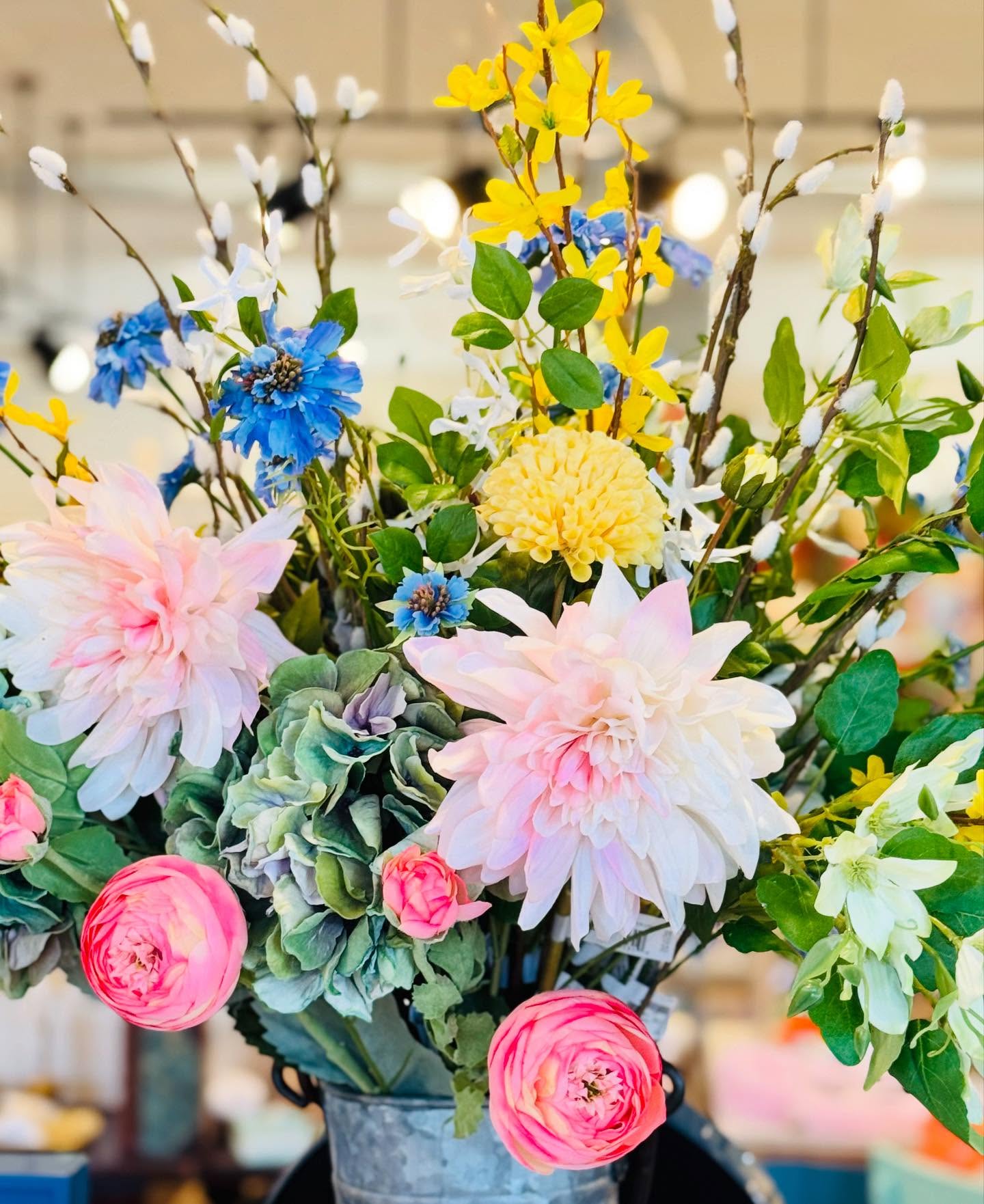 No, you can’t pick these blooms from your garden quite yet, but you CAN come to Patina Green and pick from a dazzling new selection of faux stems. Come see us and bring some spring inside! #fauxflowers #botanica #shoppatinagreen