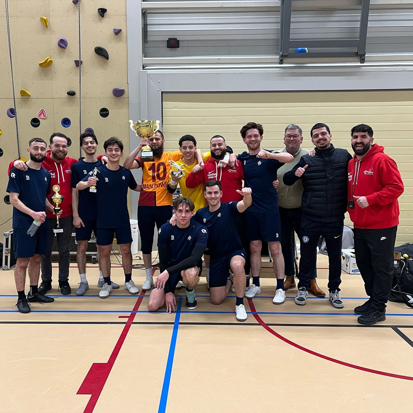 Wat. Een. Avond. 🔥⚽ De Ramadan Cup Gorinchem bracht meer dan 100 spelers samen voor een sportieve strijd vol passie en respect! 🏆 Mede mogelijk gemaakt door Gorinchem Beweegt, ZVG/Cagemax, Süleyman Çelebi Camii Gorinchem, Moskee Annasr en Stichting Boukie.
Wie won? Wat gebeurde er? Lees het via onze blogpost op onze website (link in onze biografie)
#Ramadan #ramadancup #Gorinchem #zaalvoetbal #iftar #blogpost #stichtingboukie
