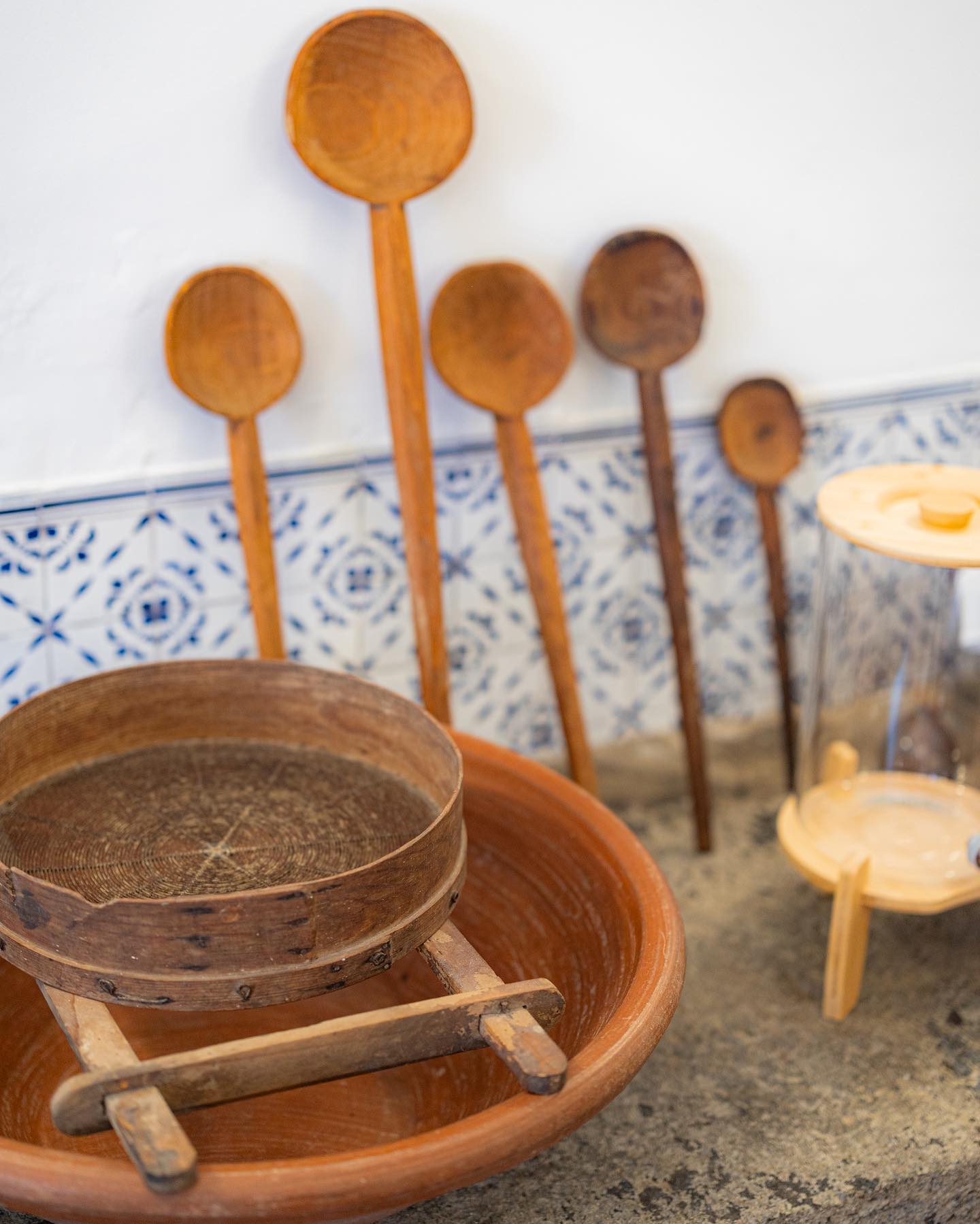 Ao longo de todo o Solar de Lalém pode encontrar artefactos que remontam a uma era onde a simplicidade imperava e que faziam parte do dia-dia de todos os Açorianos.
Marque as suas férias connosco e explore a natureza de São Miguel:
www.solardelalem.com
-
Throughout the Solar de Lalém you can find artefacts that date back to an era when simplicity reigned and that were part of the daily life of all Azoreans.
Book your holiday with us and explore the nature of São Miguel:
www.solardelalem.com
#solardelalem #azores #vacations #azoresislands #discoverazores #saomiguel #nature #maia