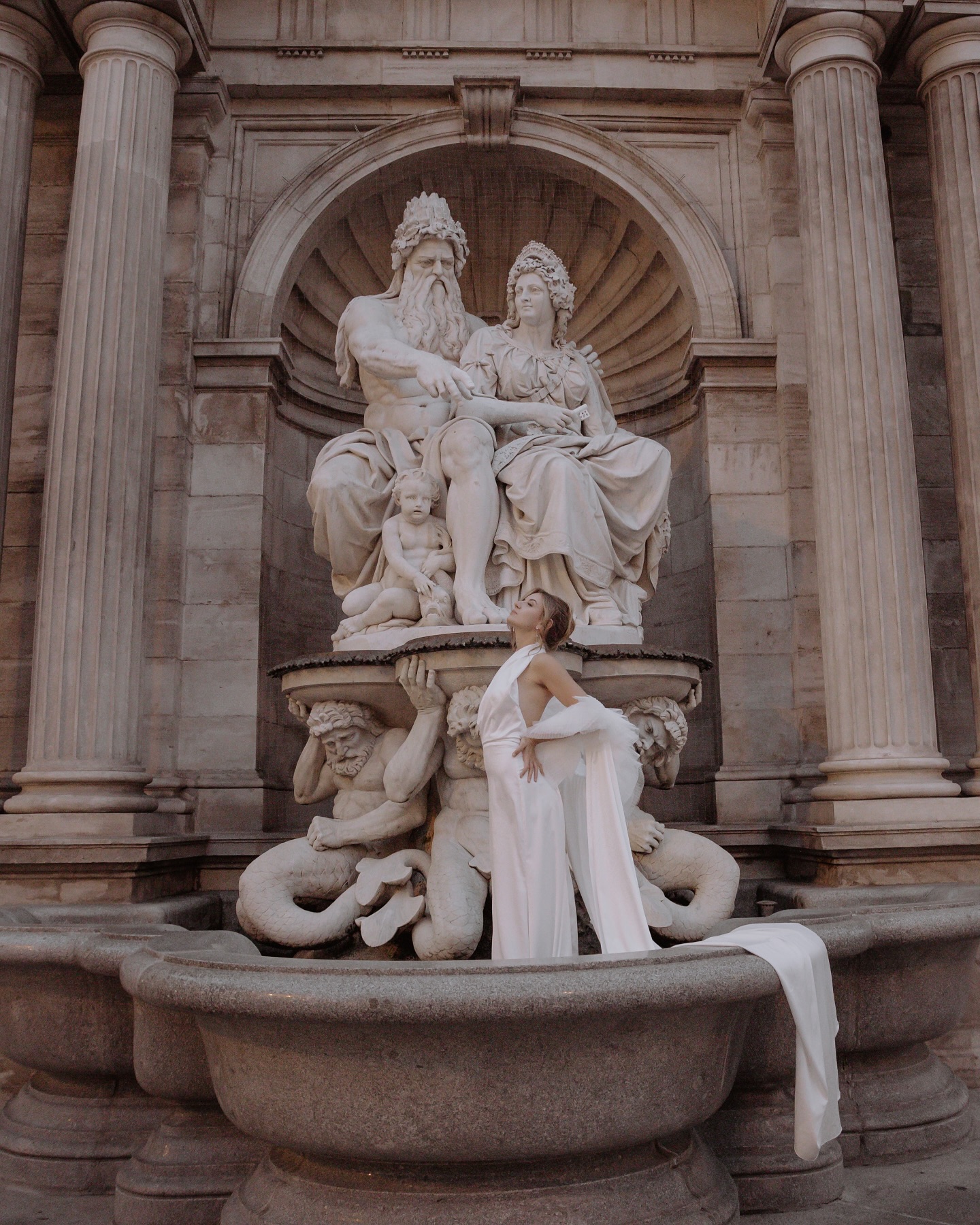 WAS BEDEUTET FOTOGRAFIE FÜR MICH?
Fotografie ist für mich mehr als das bloße Einfangen von Momenten – sie ist Kunst, Ästhetik und Emotion zugleich. Jedes Bild erzählt eine Geschichte, eingefangen in zeitloser Eleganz und moderner Romantik. Licht, Komposition und Details verschmelzen zu einer visuellen Erzählung, die über das Offensichtliche hinausgeht. Mein Anspruch ist es, nicht nur Erinnerungen festzuhalten, sondern sie in einer kunstvollen, stilvollen Ästhetik erlebbar zu machen ohne die Emotionen dabei zu verlieren.
Fotografin: @keaulrich.fotografie
Model: @laura.und.felix
Styling: @arlettes_beauties
Kleid: @annettebasilius.d_s
Schmuck: @dalou_jewelry
Anzug: @teller_weddingfashion_vienna