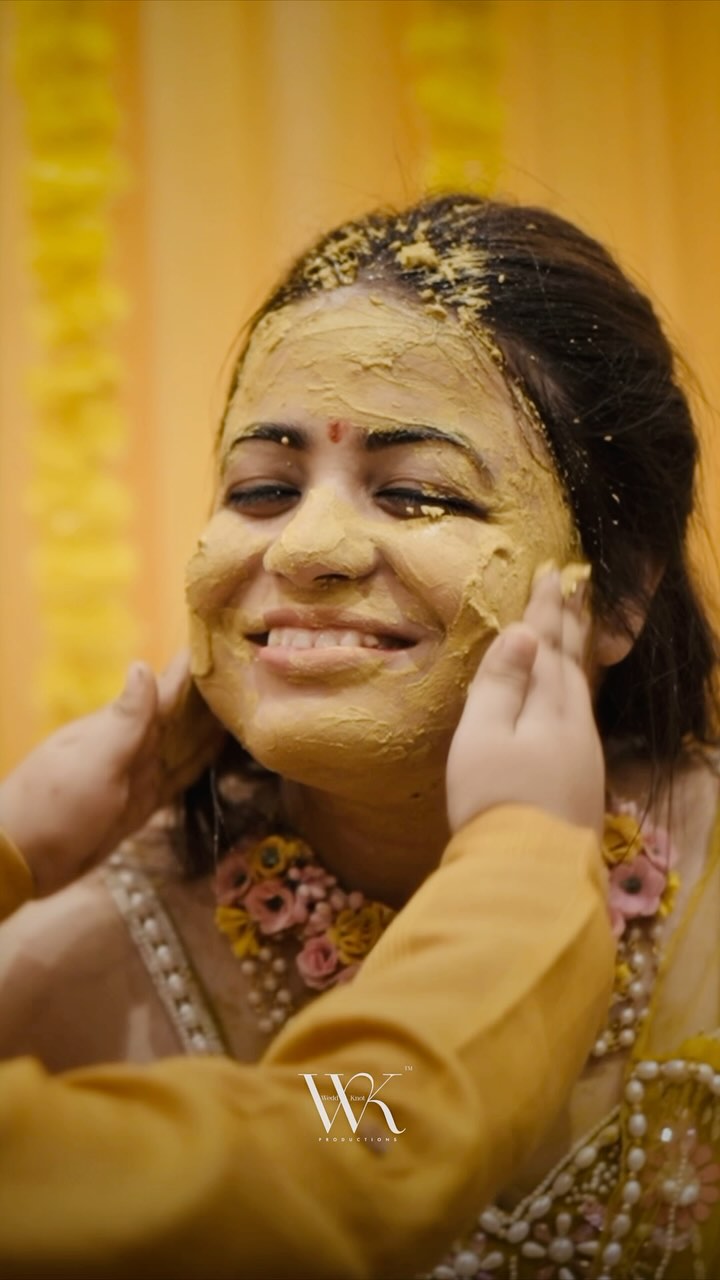 Ashna's Haldi was just pure sunshine! Seriously, every smile, every hug, and all those petals her friends showered her with? It was just happiness overflowing. You could really feel the love, the laughter, and that amazing connection she has with everyone she cares about🌸🌼✨
Makeup @kritids
Bride Outfit @houseofbrides_delhi
#bride #reel #haldiceremony #love #weddknotproductions #weddingphotography #weddingsutra #indianbride