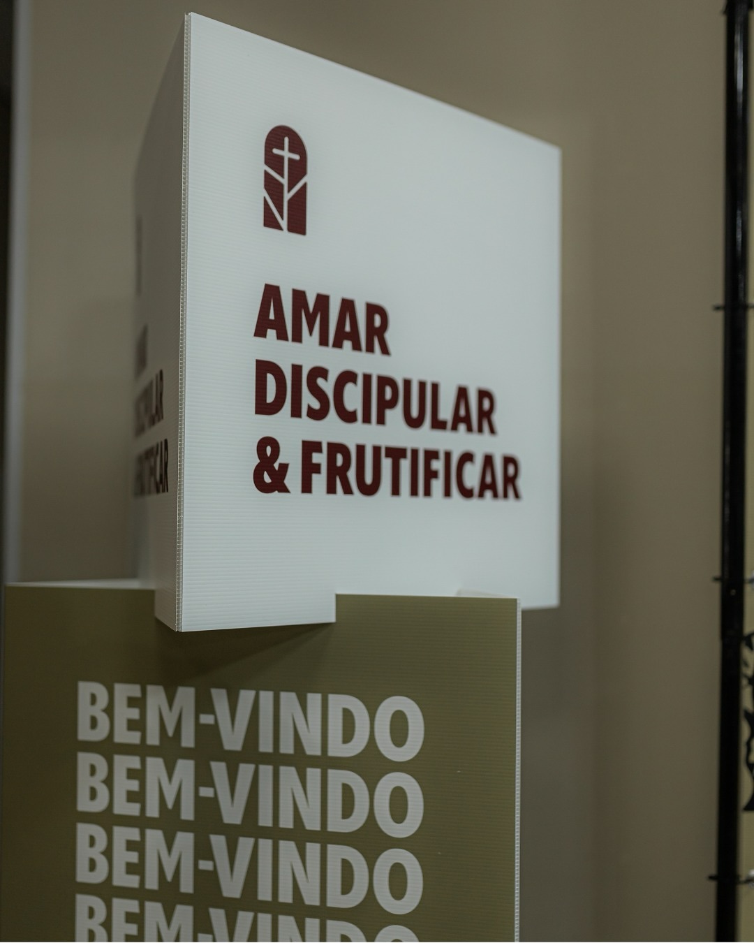 📢✨ Uma nova fase, a mesma missão!
No culto de ontem, celebramos mais do que um novo visual – reafirmamos nossa essência. 🙌💙 Somos a Primeira Igreja Batista de Balneário Camboriú e continuamos firmes no propósito de amar, discipular e frutificar.
Nossa nova identidade visual reflete essa caminhada. A cruz segue no centro, porque Cristo é nossa razão, nossa esperança e nossa base . ✝️ As formas geométricas carregam significados profundos, representando nossa edificação como pedras vivas e nossa conexão com a videira verdadeira. 🌿
Nosso rosto pode mudar um pouco, mas nossa identidade permanece. Seguimos de braços abertos para acolher, servir e crescer juntos! 💛🗣️
O que você achou do nosso novo visual? Conta aqui nos comentários! 👇
.
.
.
#NovaIdentidadePIBBC #PorEleParaEle #SomosFamília