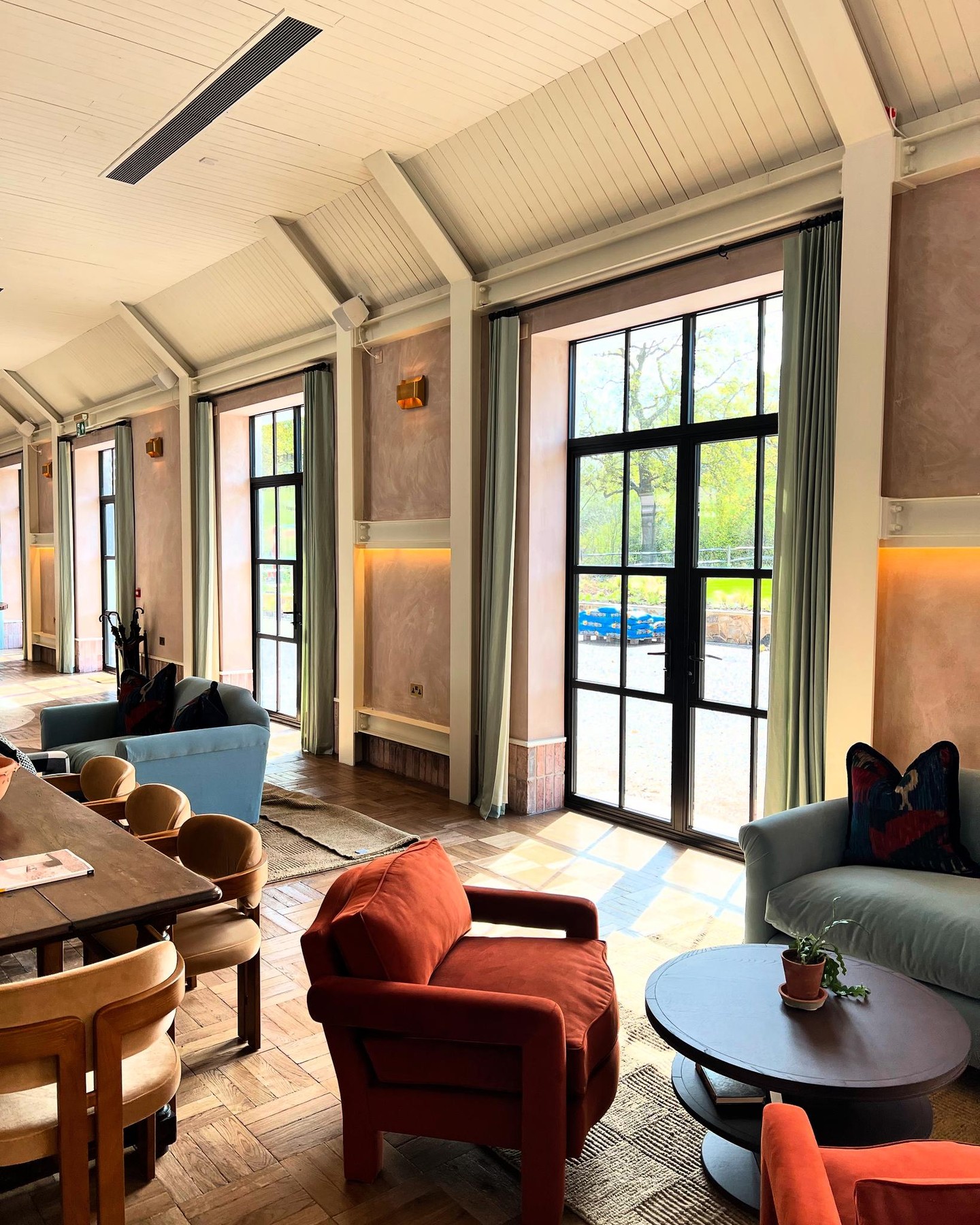 ☀️ Natural light, cozy seating, and a touch of greenery—this space is giving us all the warm vibes! 🌱 Where would YOU curl up in this room? #CozyCorners #InteriorGoals #MotionwayMagic