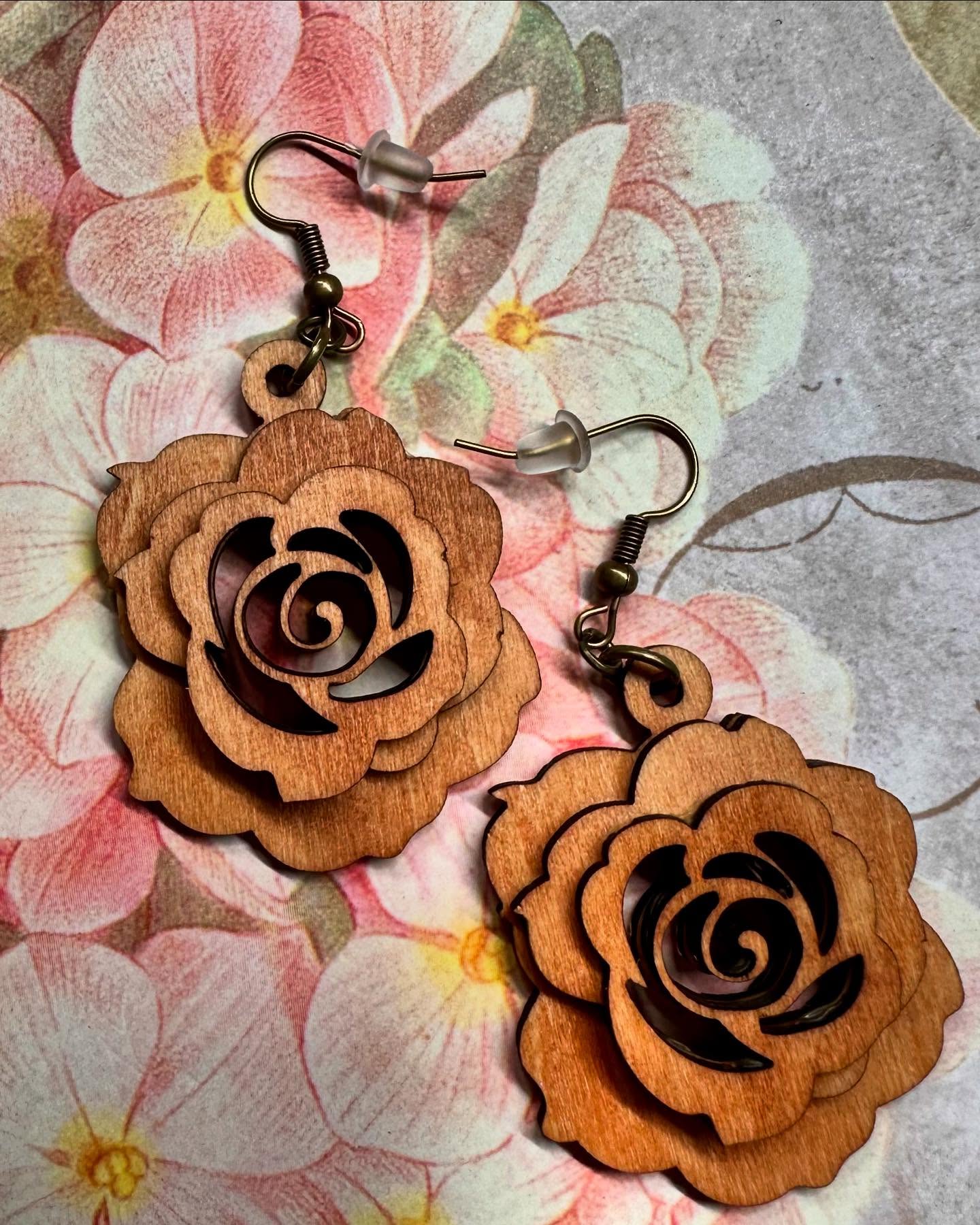 #creationsbyteresa #teresaspaperie #laserengraving #thunderlaser #wood #lightweight #woodearrings