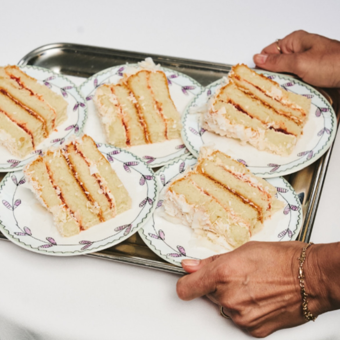 Marni réinvente l’art de la table avec Serax. Des pièces vibrantes en porcelaine fine, ornées de motifs floraux peint à la main, apportent une touche d’élégance à vos repas 🌸✨
Venez découvrir la vaisselle Marni X Serax en boutique 🌷
#SeraxXMarni #MidnightFlowers”