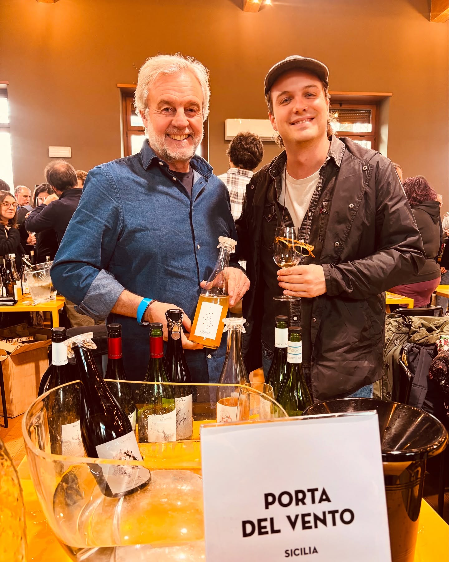 Yesterday we had a short trip to Milan at @vinidivignaioli to meet
Marco of @porta_del_vento_winery ☀️
Incredibly rich wines from one of my fav Italian Region.
Porta del Vento’s wines are officialy back and now available! 🍇
#rocknbolla #naturalwine #sicily