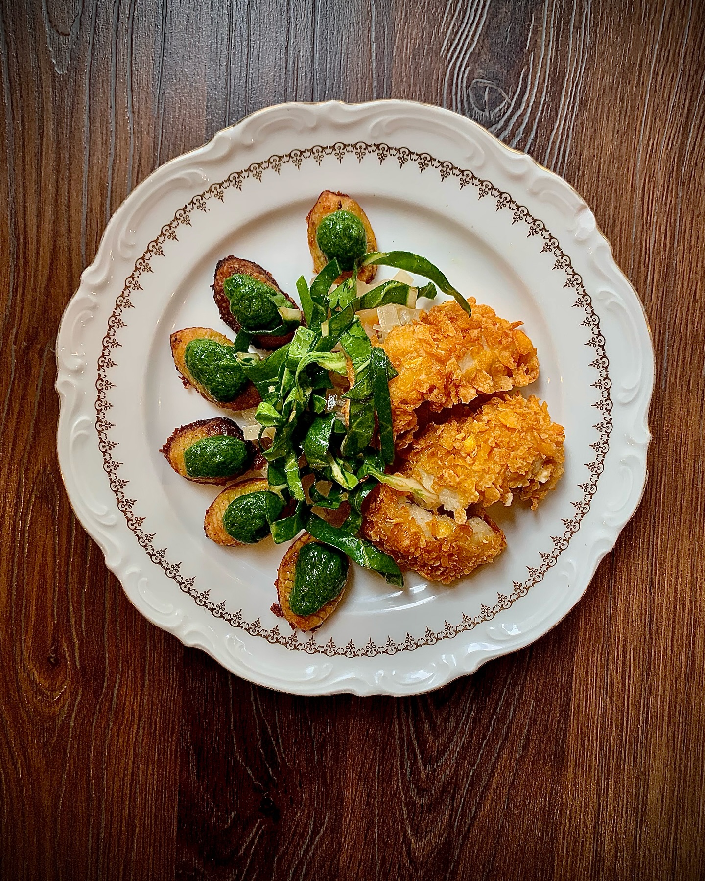 Filets de merlan, croûte corn flakes, pomme de terre suédoise, barigoule de blettes, pesto ail des ours
#lyon #lyon3 #restaurant #bistro #seafood #food #foodphotography #foodporn