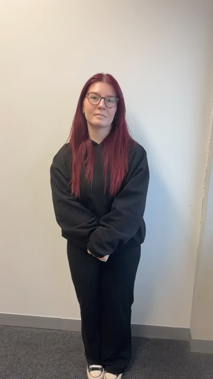 Passend zum aktuellen GNTM-Marathon. Wer fühlt sich auch immer so, wenn dich das Social-Media Team beim Dreh dabei haben möchte? 🥹 #ovgugmbh #team #marketing #socialmedia #gntm #help