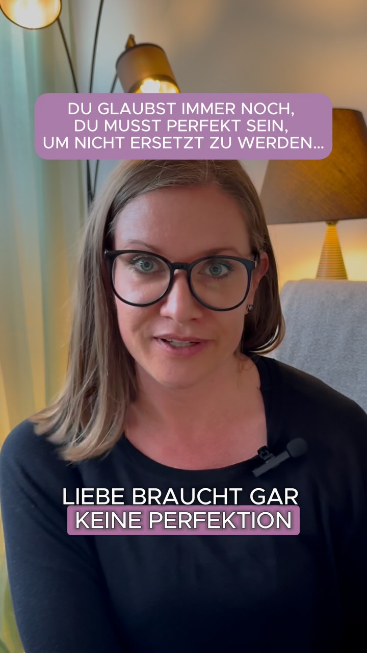 Wenn ich perfekt bin, bleibt er!
Aber weißt du was? Perfektion schafft Distanz.
Echte Verbindung entsteht da, wo du ehrlich bist. Wo du auch mal unbequem bist.
Stell dir ein Pendel vor:
Und bei jeder Entscheidung geht es in die eine oder andere Richtung:
Treffe ich diese Entscheidung aus Stärke – oder aus Schwäche?
Für mich – oder um jemand anderem zu gefallen?
Starke Entscheidungen fühlen sich klar an.
Sie sind nicht laut, nicht egoistisch – sondern aufrichtig.
Sie sagen: Ich weiß, wer ich bin. Und ich weiß, was ich brauche.
Und weißt du was?
Dein Partner oder Partnerin liebt dich mehr,
wenn du dich traust, DU zu sein.
Nicht angepasst. Nicht perfekt. Echt.
Denn Verbindung entsteht nicht durch Funktionieren –
sondern durch Aufrichtigkeit.
✨ Jede bewusste Entscheidung bringt dich näher zu dir.
Und wenn du bei dir bist, entsteht auch echte Nähe zum anderen.
💬 Schreib mir: Was wäre heute eine Entscheidung aus Stärke für dich?👇