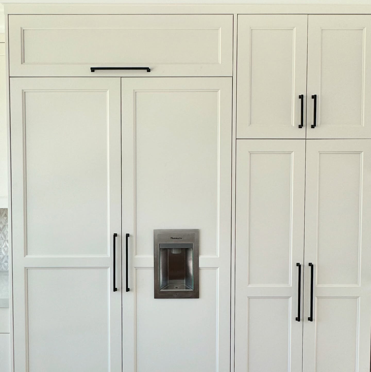 Did you know panel-ready appliances exist? They let you cover your fridge with the same cabinetry doors and finish for a built-in look! 🤩✨Swipe to compare both and leave your comments below —hidden or classic, which do you prefer?