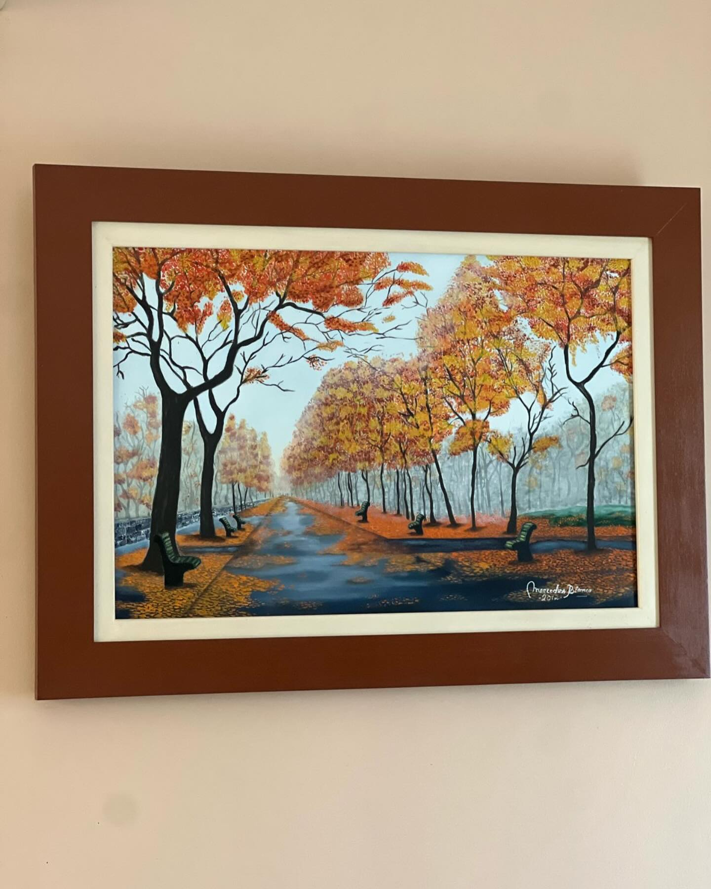 🍂BIENVENIDO OTOÑO!!!🍂
Llega el otoño y con él una invitación a volver la mirada hacia adentro, hacia nosotros mismos.
Es una época ideal de preparación para lo que vendrá, el invierno, que nos enfrenta a desafíos tanto físicos, mentales como emocionales.
Para sobrellevar estos desafíos podemos trabajar durante el otoño desde:
- Iniciar el trabajo de resistencia al frío, a medida que va bajando la temperatura con el correr de los días exponerse al frío de la mañana o al caer el día. Tiene beneficios tales como el entrenar el sistema inmune, activar el nervio vago (sistema nervioso parasimpático)
- Comenzar una actividad física ya sea de fuerza, postura, elongación y relajación, siempre atendiendo las individualidades propias.
- Contribuir al recambio de la piel externa e internamente: rutinas detox donde se alternan descansos digestivos con alimentación densamente nutricional.
- Estar en contacto con la naturaleza algunos minutos al día y observar los pensamientos y como estos influyen en el ritmo respiratorio y cardiaco, simple observación, evitar juicios de valor.
- Realizar controles clínicos con el fin de ajustar aquello que requiera para mantener un estado de salud óptima para vivir sin grandes sobresaltos el invierno.
- En resumen: es una etapa del año ideal para hacer un repliegue cuidadoso hacia nuestra integridad.
- A mí personalmente, es una estación de la cual disfruto mucho de lo que nos trae, nos muestra, me gusta transitarla, ¿y a ustedes? ¿Como les va con el otoño?