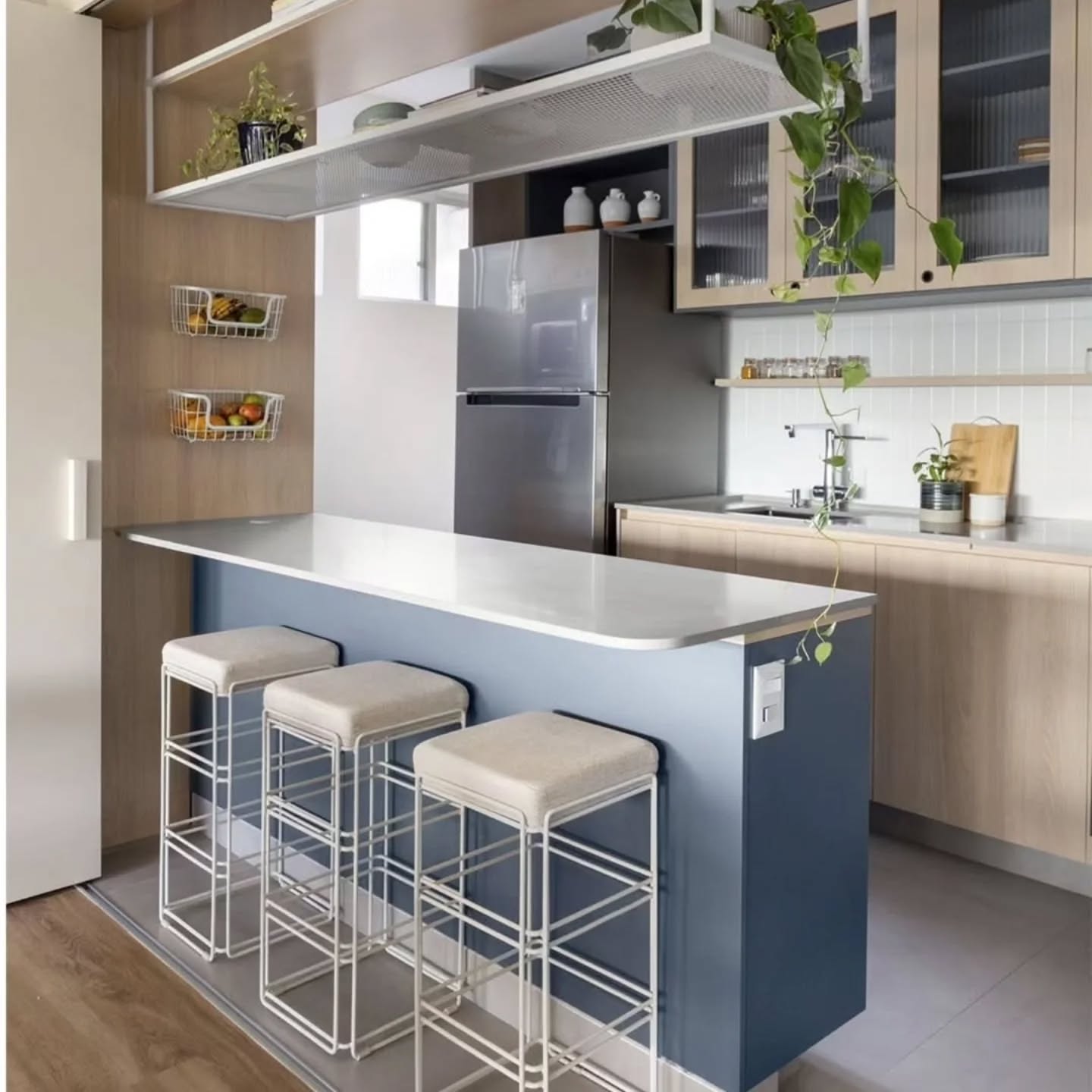A verdadeira elegância está nos detalhes. Esta cozinha revela um equilíbrio perfeito entre funcionalidade e estética, onde a paleta de tons neutros encontra a sofisticação da madeira e do azul profundo.
A leveza dos materiais e a fluidez dos espaços criam um ambiente acolhedor e inspirador, onde cada elemento foi pensado para proporcionar uma experiência única. A divisória ripada, além de um toque escultural, traz dinamismo e privacidade sutil ao ambiente.
Porque viver bem é também estar cercado por design e conforto.
Innovafatto loja exclusiva @boavistaplanejadosoficial
#innovafatto
#Boavistaplanejadosoficial
#móveisplanejados
#ambienteplanejados
#cozinhaplanejada