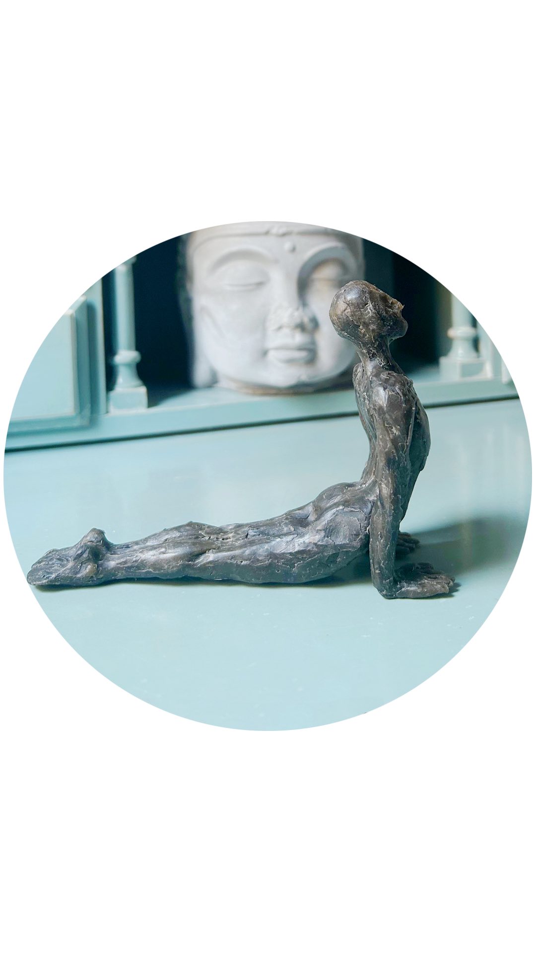 APPRENDRE pour COMPRENDRE
.
Apprendre, c’est tisser des liens entre nos expériences, nos connaissances et nos ressentis. C’est créer des connexions entre tout ce qui nous traverse, pour mieux comprendre le monde qui nous entoure.
.
Le corps, lui aussi, peut être appris : en le dessinant, en le sculptant de nos mains ou encore en explorant ses mouvements grâce aux postures de Yoga.
.
Pour continuer à nourrir cette dynamique d’apprentissage et de découverte, nous avons conçu deux nouveaux stages de printemps :
.
🧠 Cœur de parents - Cerveau d’enfant / dimanche le 27 avril à 14h30.
🧘🏻C’est le tour de Hanche ! / samedi le 31 mai à 11h.
.
Ces ateliers vous invitent à aller plus loin dans la découverte et la réflexion, tout en gardant un esprit créatif et enrichissant. L’inscription est ouverte sur le planning en ligne !
.
@soundyoga.fr
.
.
#stageyoga #parentalité #hpi #parent #parents #yogacompiègne #soundyogacompiegne #yoga #apprendre #printemps #comprendre #education #educationpositive #hanche #salutationausoleil #sculpture #soundyogaart #sunsalutation #suryanamaskar #🙏🏻