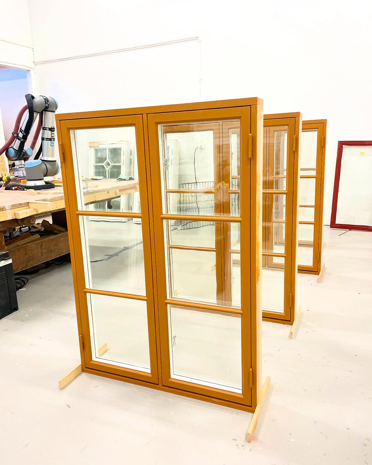 Kopplade 2-luft fönster med vackert Restoverglas i ytterbågen och energiglas invändigt. Äkta kittad spröjs och målade med guldockra utvändigt. En fröjd för ögat!
#fönster #östersund #svenstavik #jämtland #morinsfönsterhantverk #linoljefärg