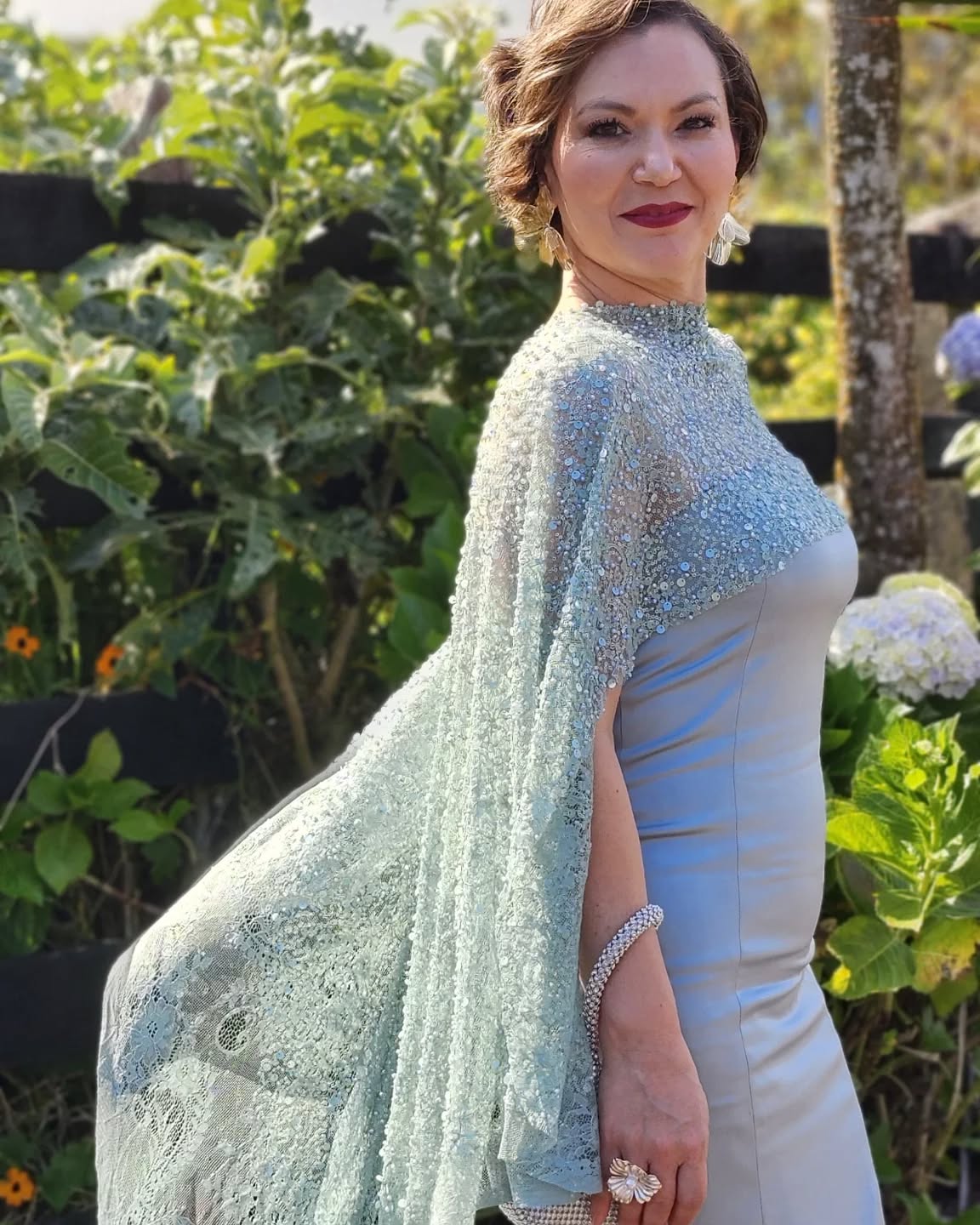 "Cada diseño tiene una historia, y cada historia tiene un toque único de belleza. 🌿 Este tono verde eucalipto me recuerda que la verdadera elegancia nace de ser uno mismo, de abrazar lo que nos hace especiales. ✨ La moda no solo se lleva puesta, se lleva en el alma. 💚 #BellezaAuténtica #EstiloConAlma #Positividad #DiseñoDeModa"