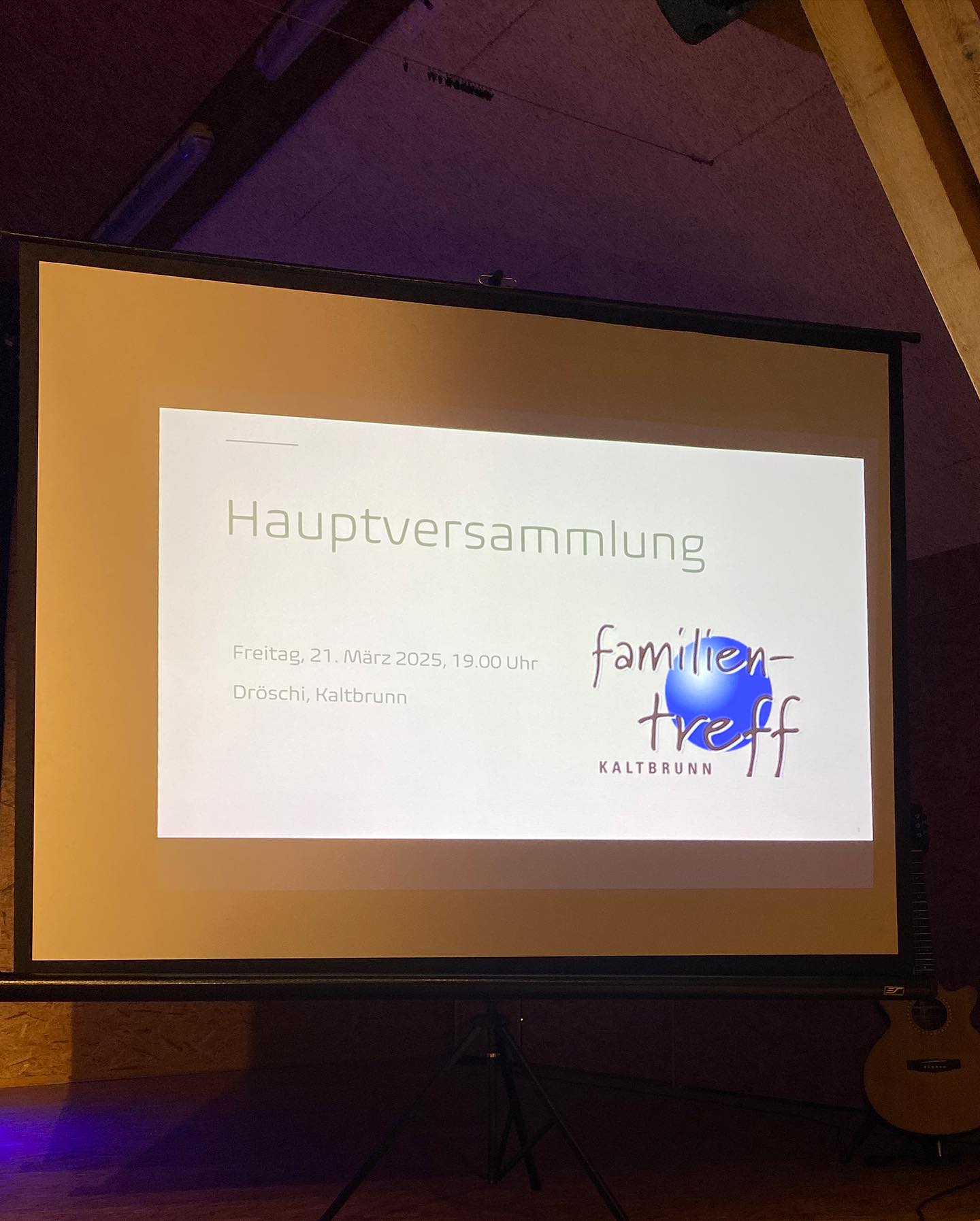 Der Familientreff Kaltbrunn feiert in diesem Jahr sein 50-jähriges Bestehen mit einer festlichen Hauptversammlung (HV), die nicht nur die vergangenen Jahrzehnten Revue passieren liess, sondern auch einen Blick auf die Zukunft des Vereins ermöglichte. Speziell an dieser HV war, dass alle ehemaligen Vorstandsmitglieder eingeladen waren. So durften wir mit einer stattlichen Anzahl von insgesamt 85 aktuellen und ehemaligen Mitgliedern feiern.Monika Romer sorgte mit ihrem humorvollen Beitrag, der aus einem Auszug aus ihrem aktuellen Programm «Radlosigkeit» bestand, für viele Lacher und lockerte die Veranstaltung mit einem heiteren Akzent auf. Die Leckereien, die uns vom Restaurant Öxli in Uznach geliefert wurden, rundeten den Abend perfekt ab. #Familientreff#Kaltbrunn#Linthgebiet#Familien#Jubiläum