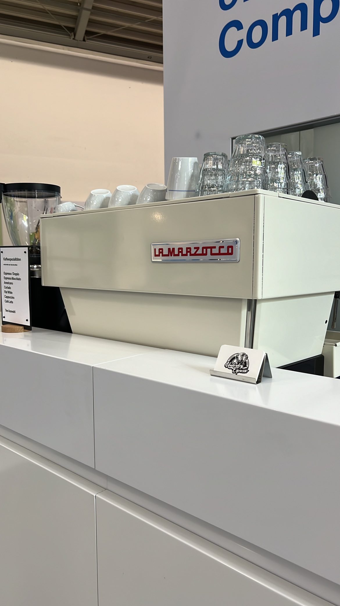ISH Messe Aufbau - New Build Record: 68 Minuten 🤌🏼
Join me as I build our coffee stand for our client at this years @ish_frankfurt
Serving up specialty espresso from @holmkaffeeroesterei
Find us in Halle 4.1, Stand G20
#underdogespresso #coffeecart #eventcatering #messecatering #barista #grwm #specialitycoffee #messe #kongress #espressobar #catering #espresso #coffeecatering #latteart #mobilebarista #lamarzocco #coffeecart
