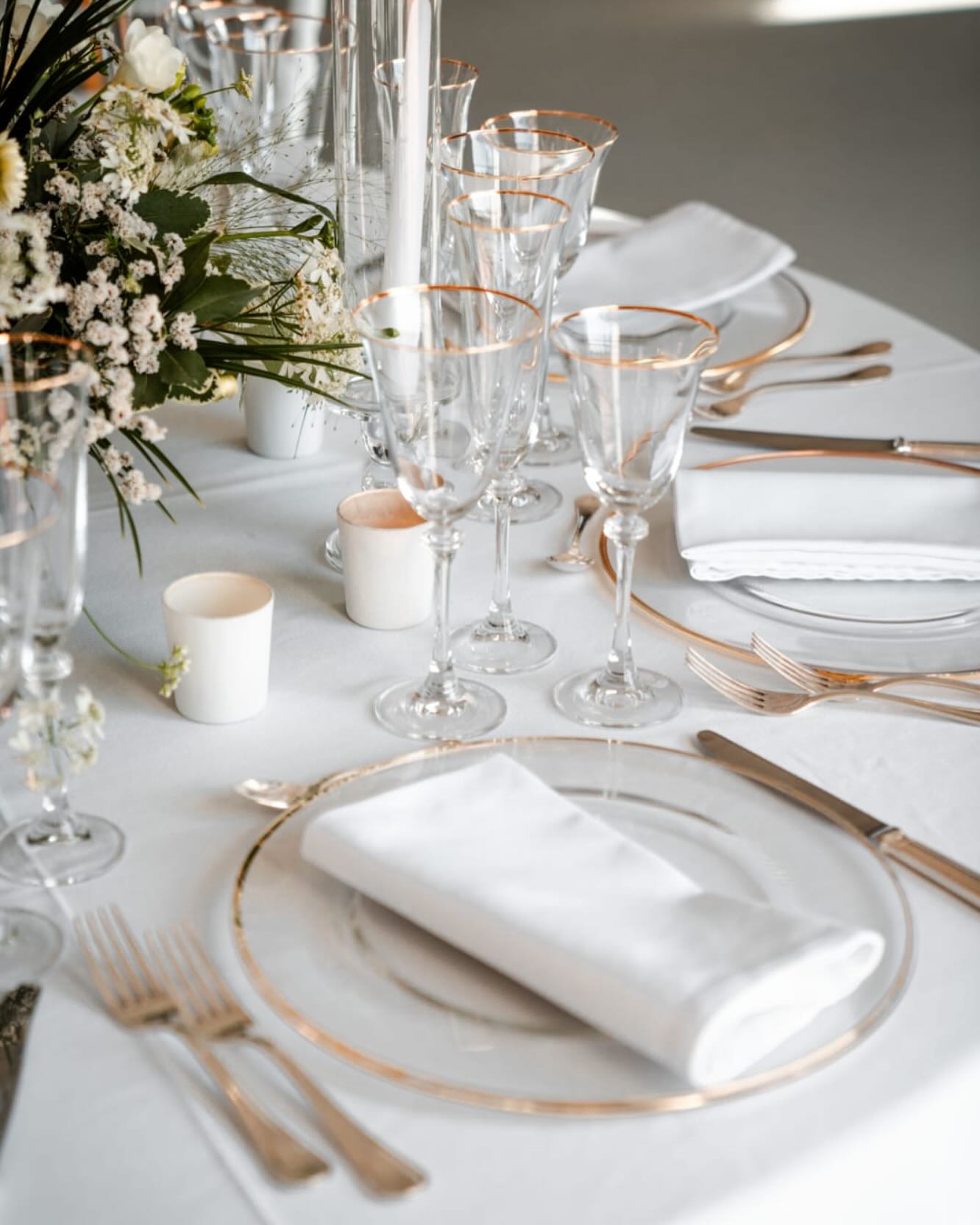 ✨ Eleganza senza tempo per un giorno indimenticabile ✨
Una mise en place raffinata nei toni del bianco e dell’oro, perfetta per un matrimonio da sogno. Ogni dettaglio è studiato per creare un’atmosfera di classe e armonia, dove la luce gioca con i riflessi dorati per un effetto magico. 💫
📍 Per un evento esclusivo e su misura, affidati a chi sa trasformare i desideri in realtà.
#MatrimonioElegante #WeddingTable #MiseEnPlace #LuxuryWedding #TableSetting #NozzeDaSogno #WeddingDetails #BiancoEOro #MatrimonioDaFavola #EventDesign #LuxuryDecor #venturinocigliano #allestimenti #eventi #wedding #matrimonio #allestimenticreativi #weddingplanner #events #allestimentipersonalizzati #piemonte #allestimentomatrimonio #allestimentipersonalizzati #like4like #eventiprivati #noleggioarredi #torinoeventi #vercellieventi #piemonte
