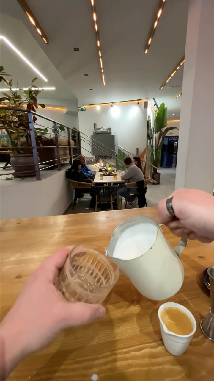 Latte Macchiato de Kinder: el café que no sabías que necesitabas hasta ahora. ☕🍫
📍 Plaza de la Iglesia, La Línea
📲 856 159 168
#copas #lalinea #merienda #cafeteria #campodegibraltar